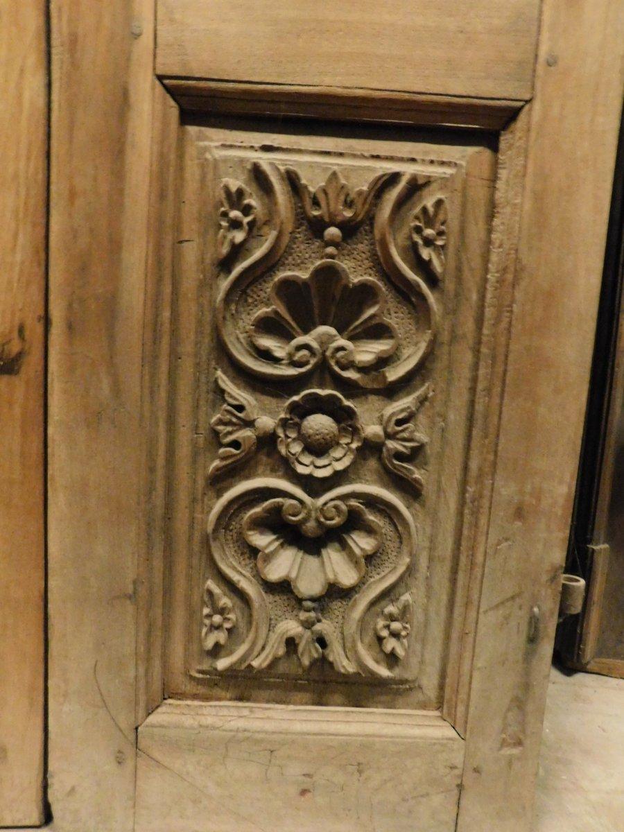 Antike kleine Doppeltüren aus Nussbaumholz, geschnitzte Paneele, 18. Jahrhundert, Italien im Angebot 1
