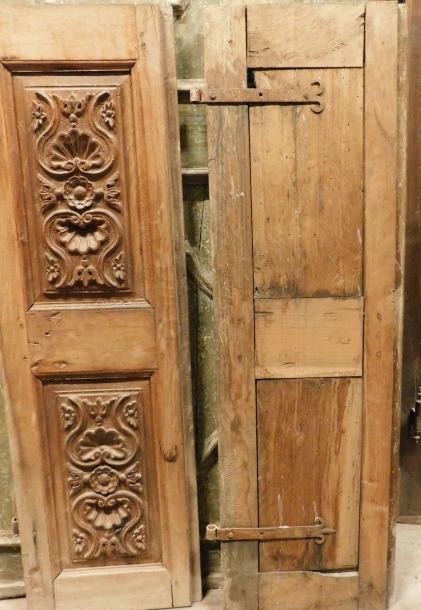 Antique Little Double Doors in Walnut, Carved Panels, 18th Century, Italy In Good Condition For Sale In Cuneo, Italy (CN)