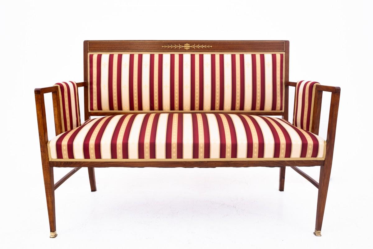 Ensemble de salon ancien d'environ 1890, France.

Meubles en très bon état, après une rénovation professionnelle. Les sièges et les dossiers ont été recouverts d'un nouveau tissu.

Dimensions :

Canapé : hauteur 93 cm / hauteur d'assise 46 cm /