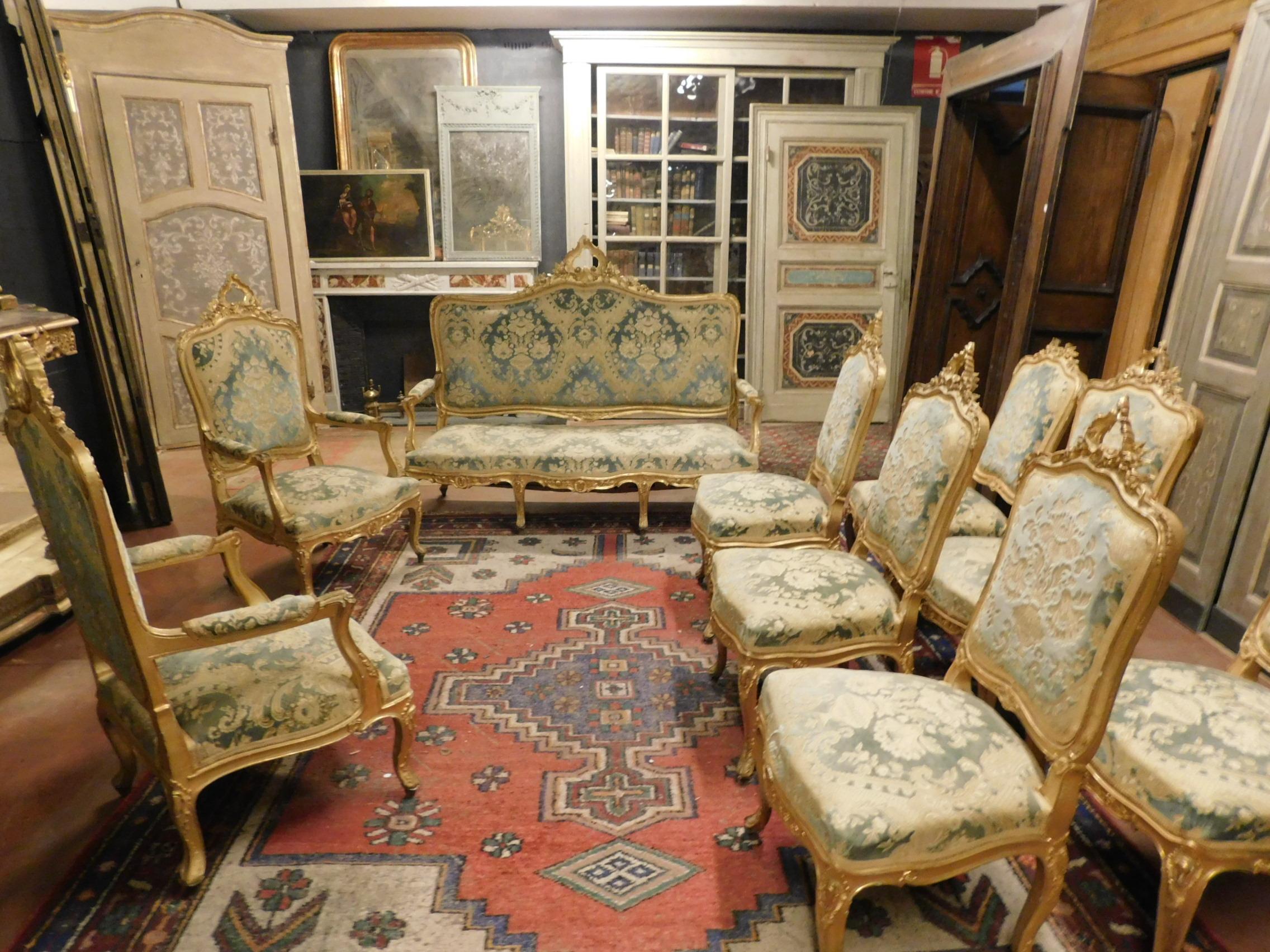 9 pieces antique living room sofa set, armchairs and benches, blue brocade fabric and gilded wood frame, complete in good condition, elegant and joyful colors, total pieces: 1 sofa, 2 armchairs and 6 chairs.
Beautiful and rare in these conditions,