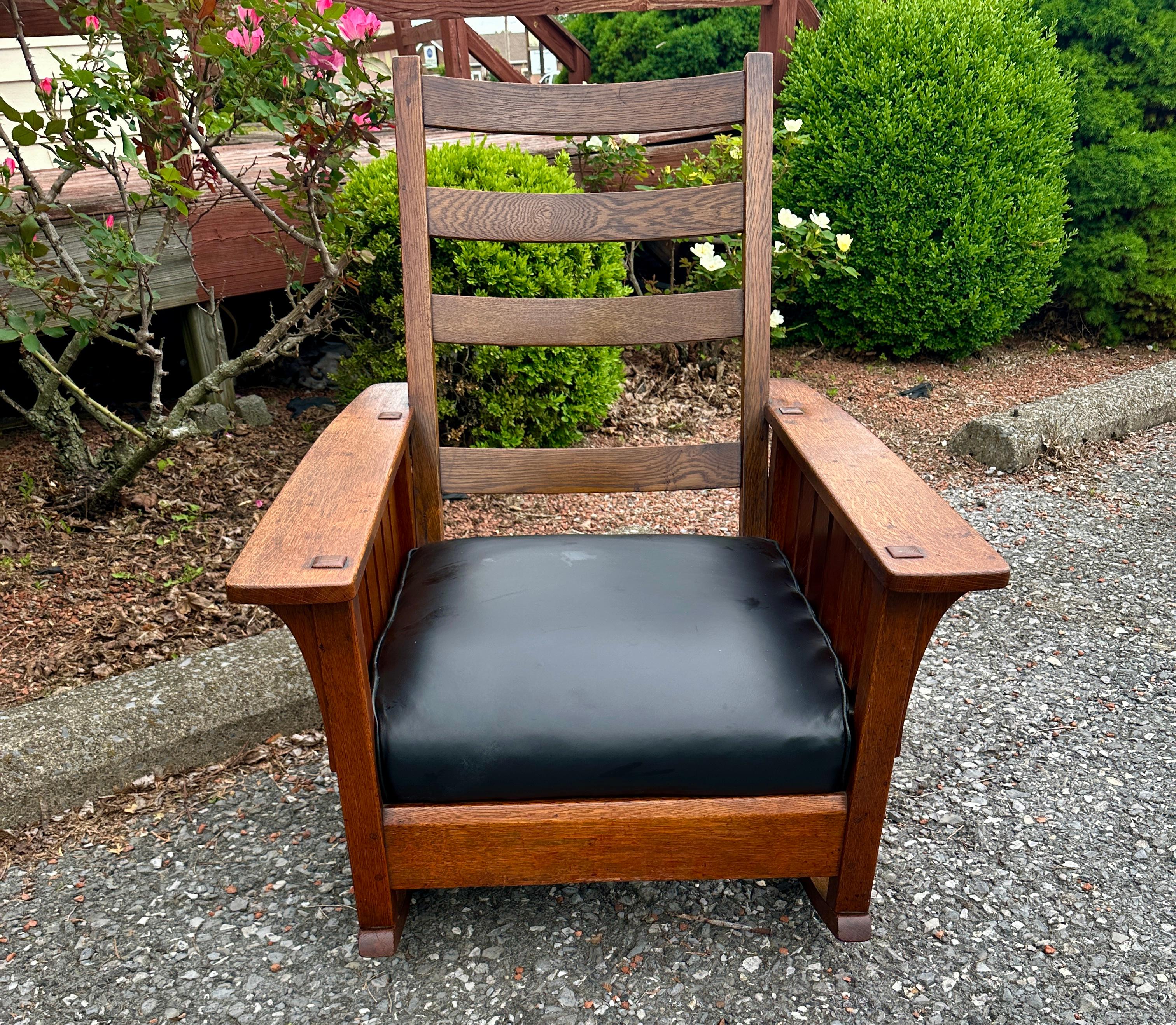 Antike L&JG Stickley Paddelarmwippe mit Schlitz an den Seiten - W8390 im Angebot 3