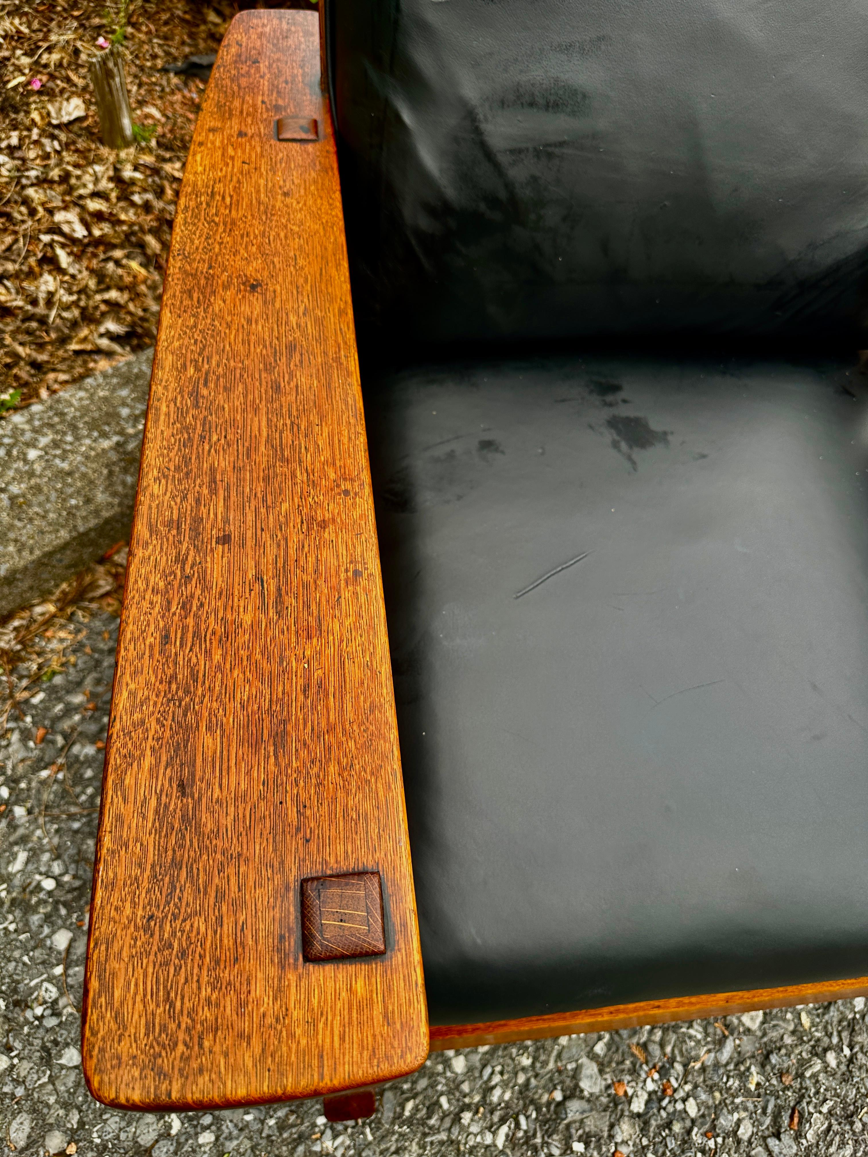 Dies ist eine antike L&JG Stickley Paddle Arm Rocker w / Slot auf den Seiten von 1910 in sehr gutem Zustand.  Es gibt kleine Flecken auf dem Arm wie abgebildet. 
Es ist mit gereinigtem Original-Finish mit echter THROUGH TENON CONSTRUCTION.
GRÖSSE
H