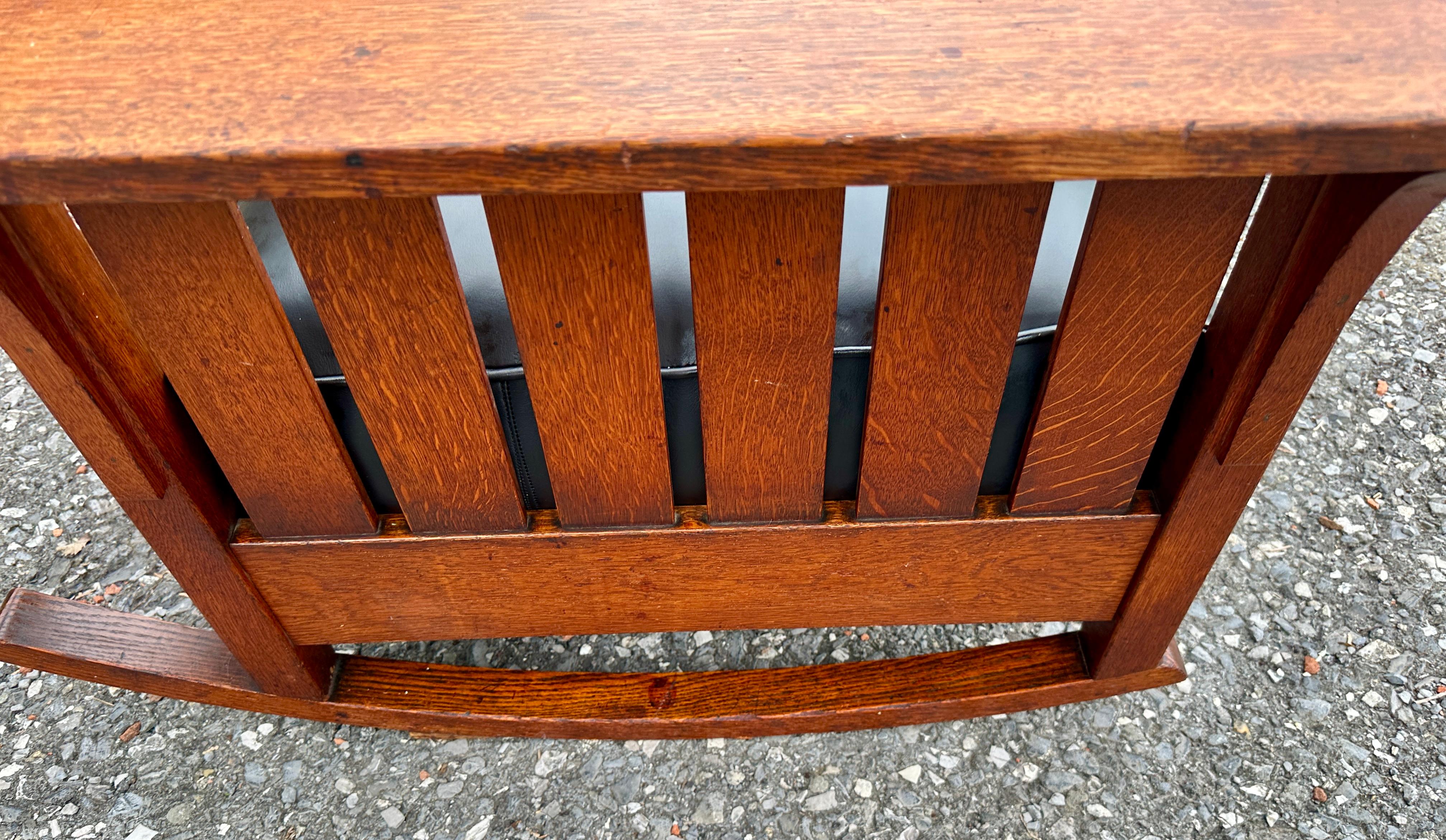 Antike L&JG Stickley Paddelarmwippe mit Schlitz an den Seiten - W8390 (Eichenholz) im Angebot