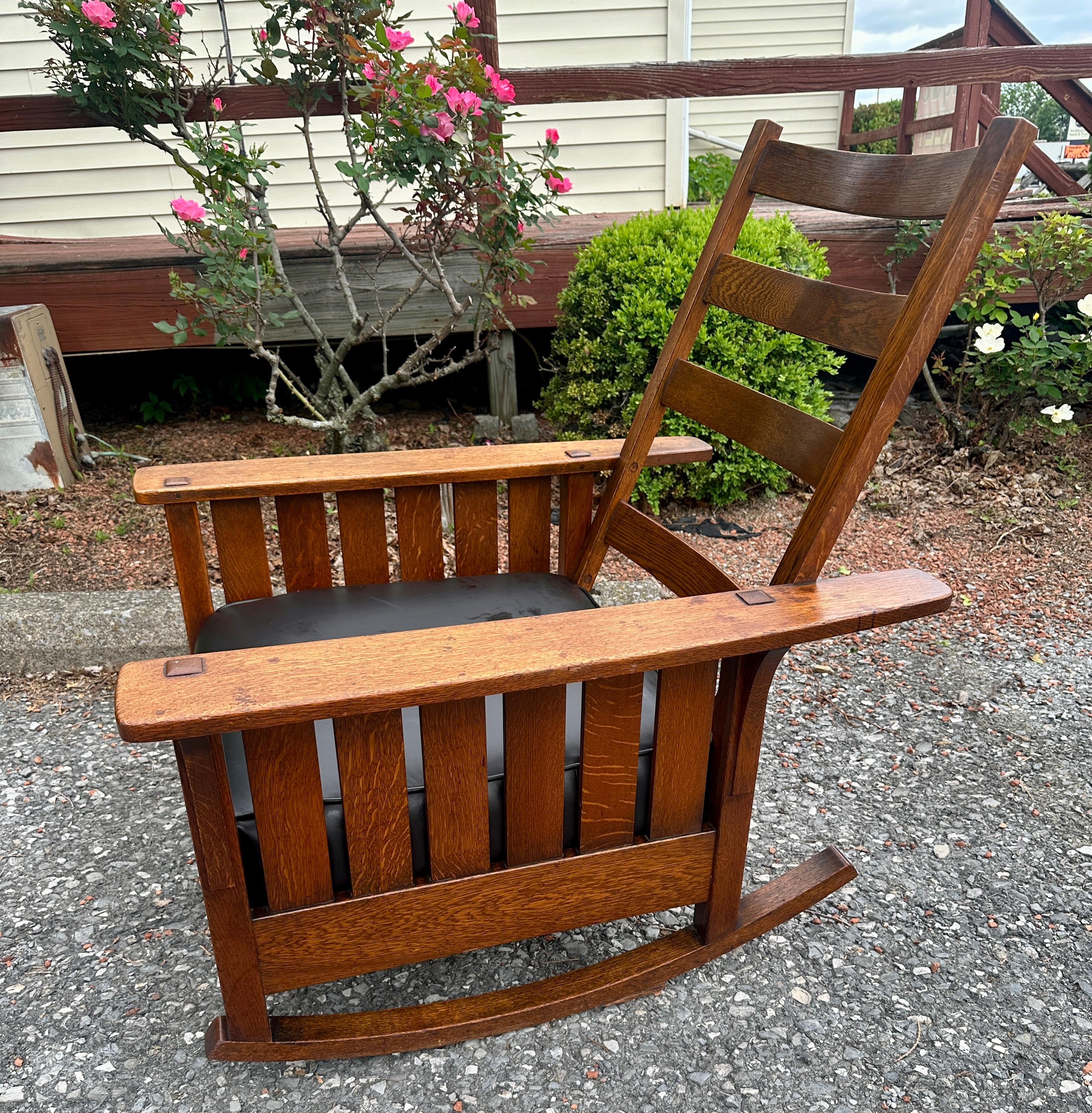 Antike L&JG Stickley Paddelarmwippe mit Schlitz an den Seiten - W8390 im Angebot 1