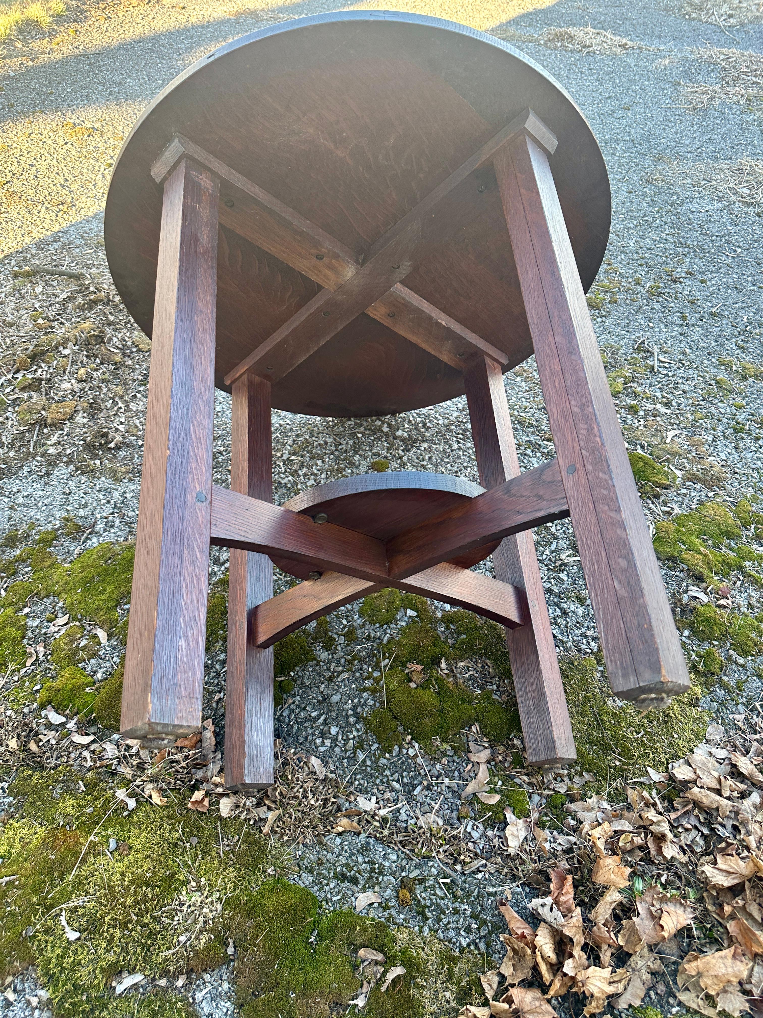 Antico tavolo da tavolo rotondo I.L.A. - FIRMATO - W7952

Questo è un tavolo davvero speciale! Proviene dalla proprietà di Leo Stickley.  Si tratta di un antico modello L&JG Stickley Round di grande effetto. 
Tavolo da lampada con eccellente