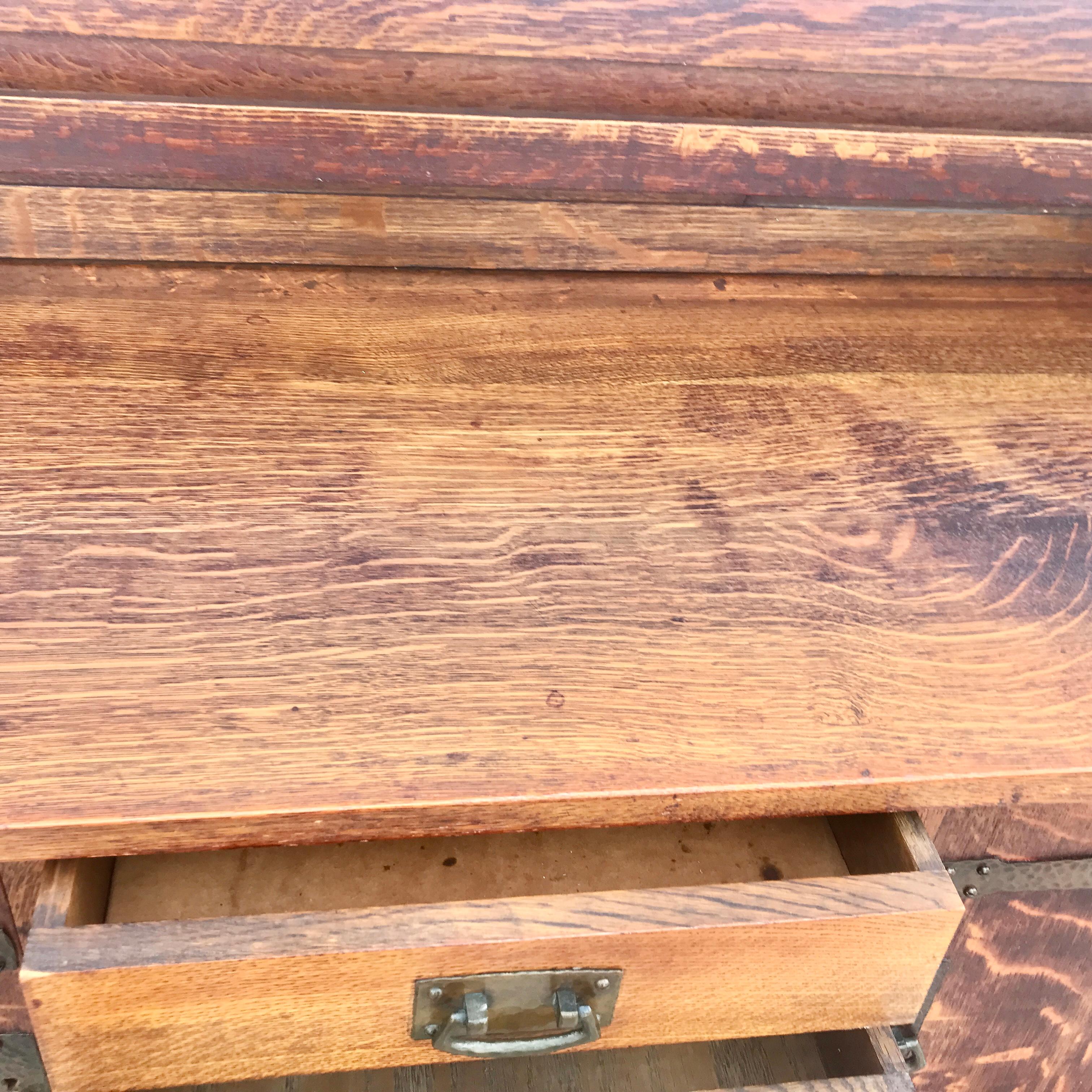 ANTIQUE L&JG Stickley SIGNED  Sideboard with IRON Hinge hardware  C 1910 en vente 4