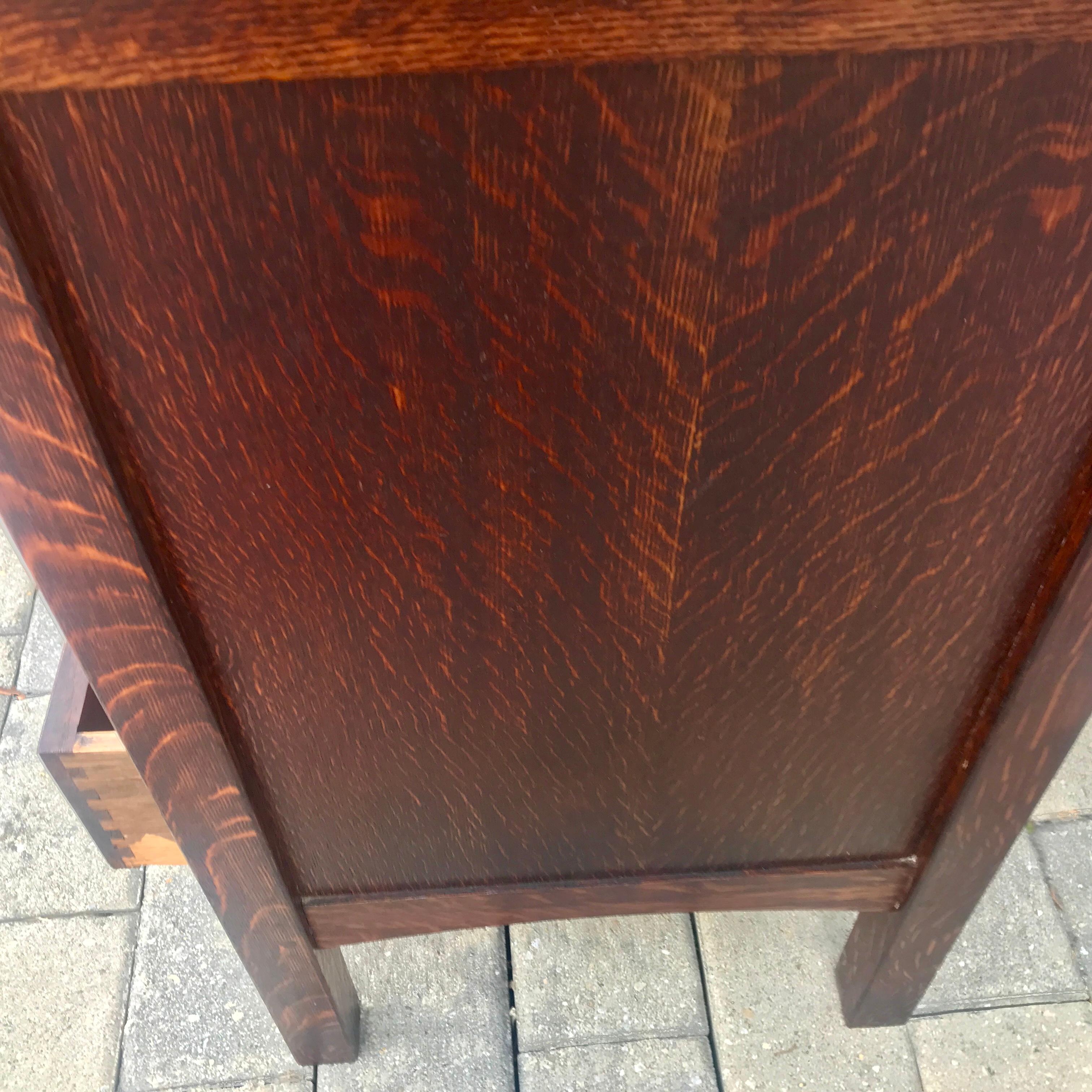ANTIQUE L&JG Stickley SIGNED  Sideboard with IRON Hinge hardware  C 1910 en vente 8