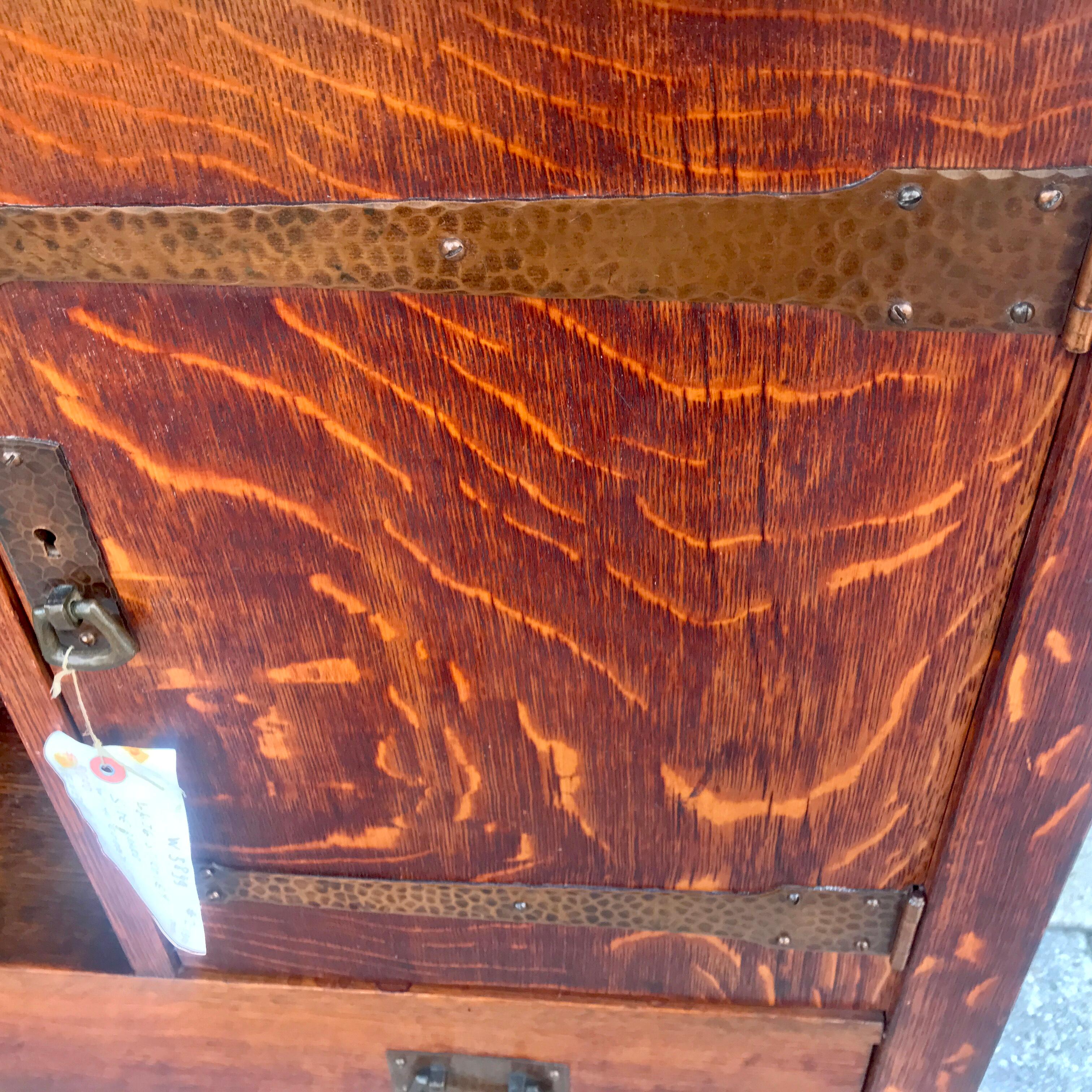 ANTIQUE L&JG Stickley SIGNED  Sideboard with IRON Hinge hardware  C 1910 en vente 10