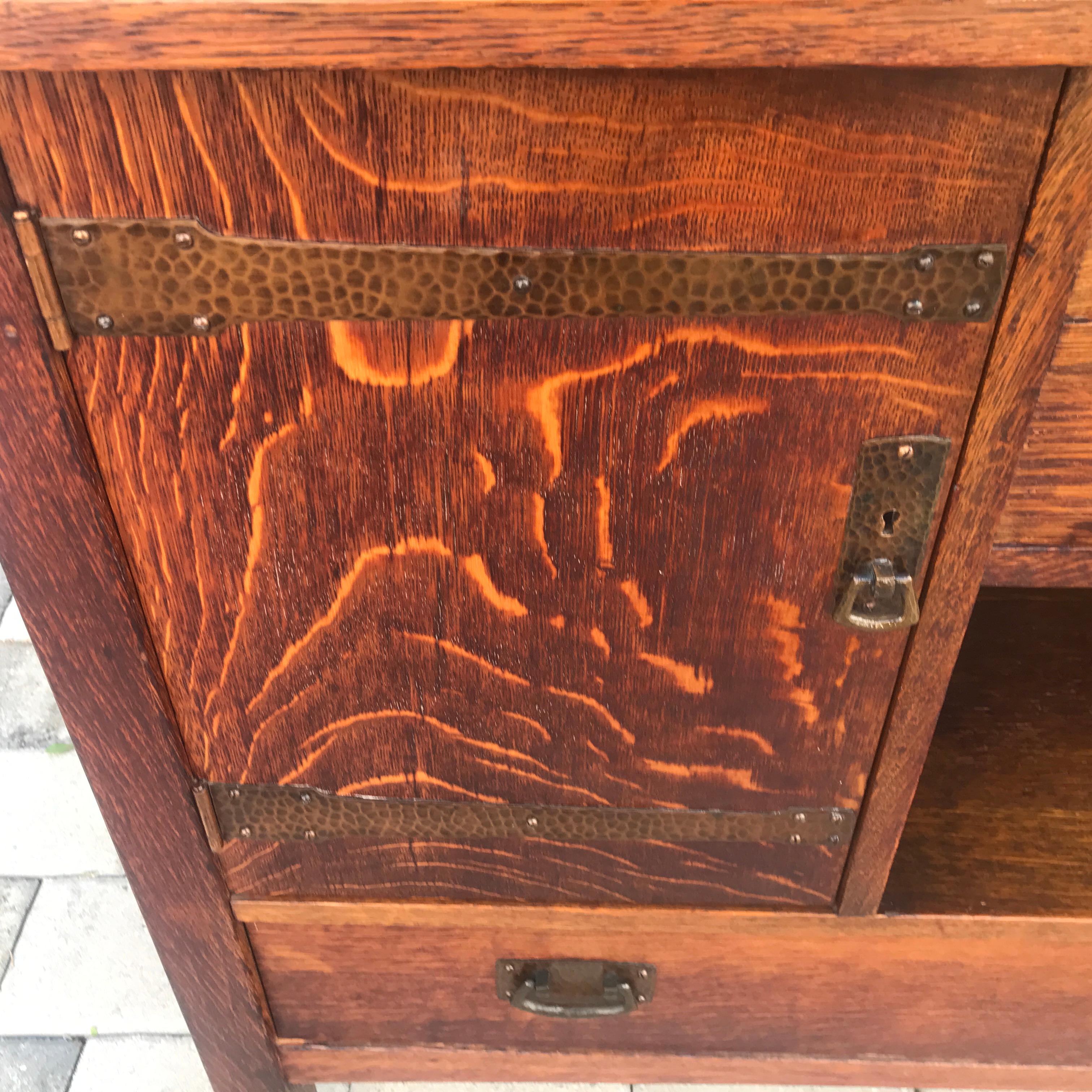 ANTIQUE L&JG Stickley SIGNED  Sideboard with IRON Hinge hardware  C 1910 en vente 11
