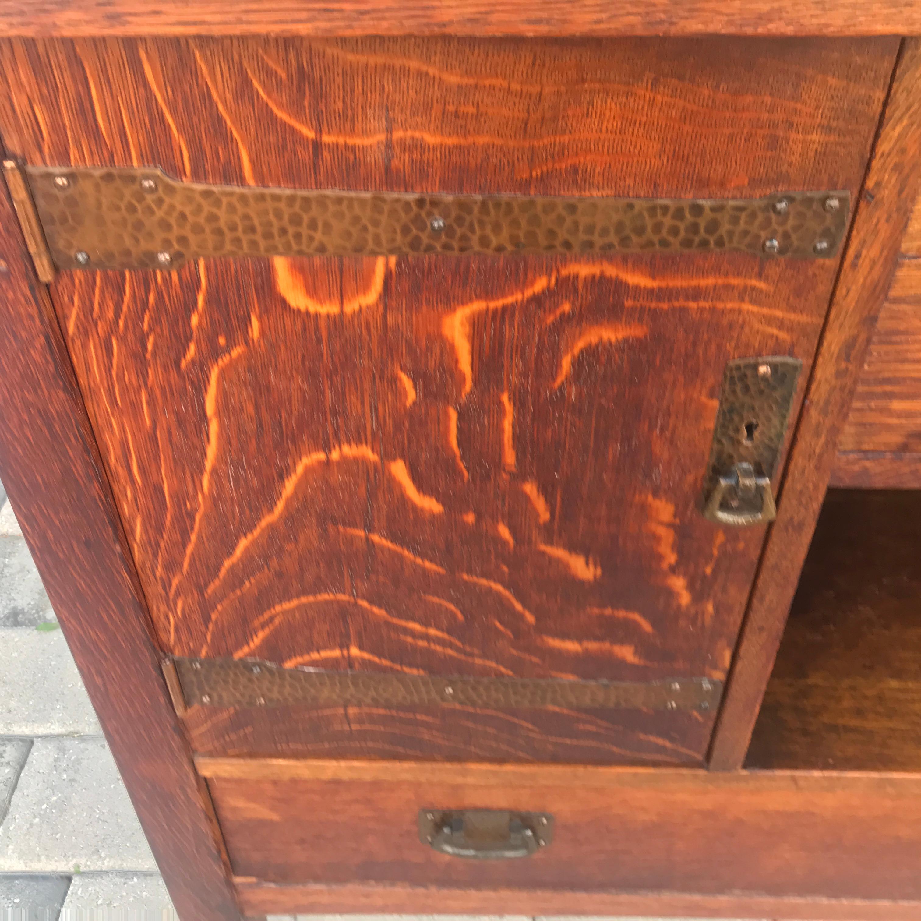 ANTIQUE L&JG Stickley SIGNED  Sideboard with IRON Hinge hardware  C 1910 en vente 12