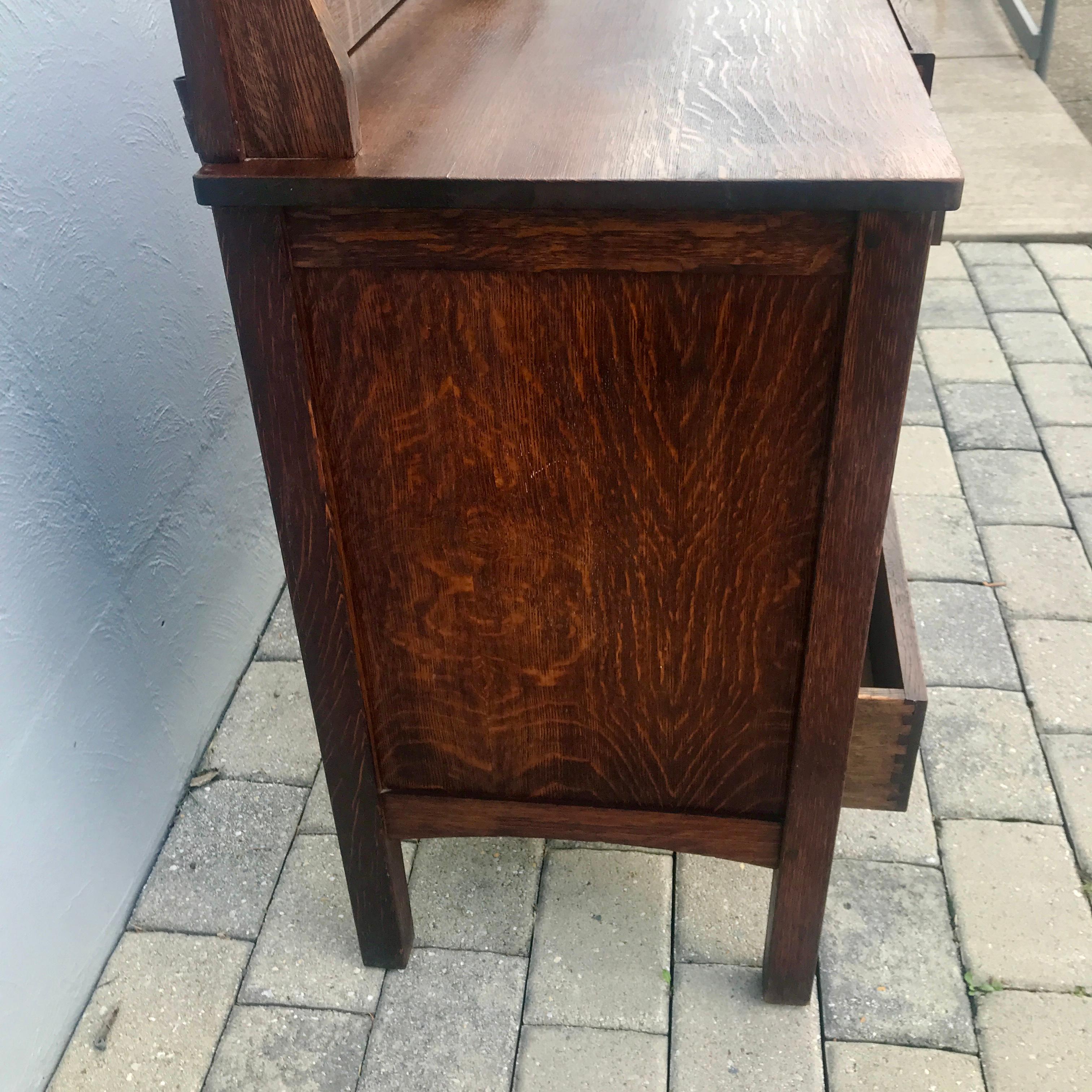 Arts and Crafts ANTIQUE L&JG Stickley SIGNED  Sideboard with IRON Hinge hardware  C 1910 en vente
