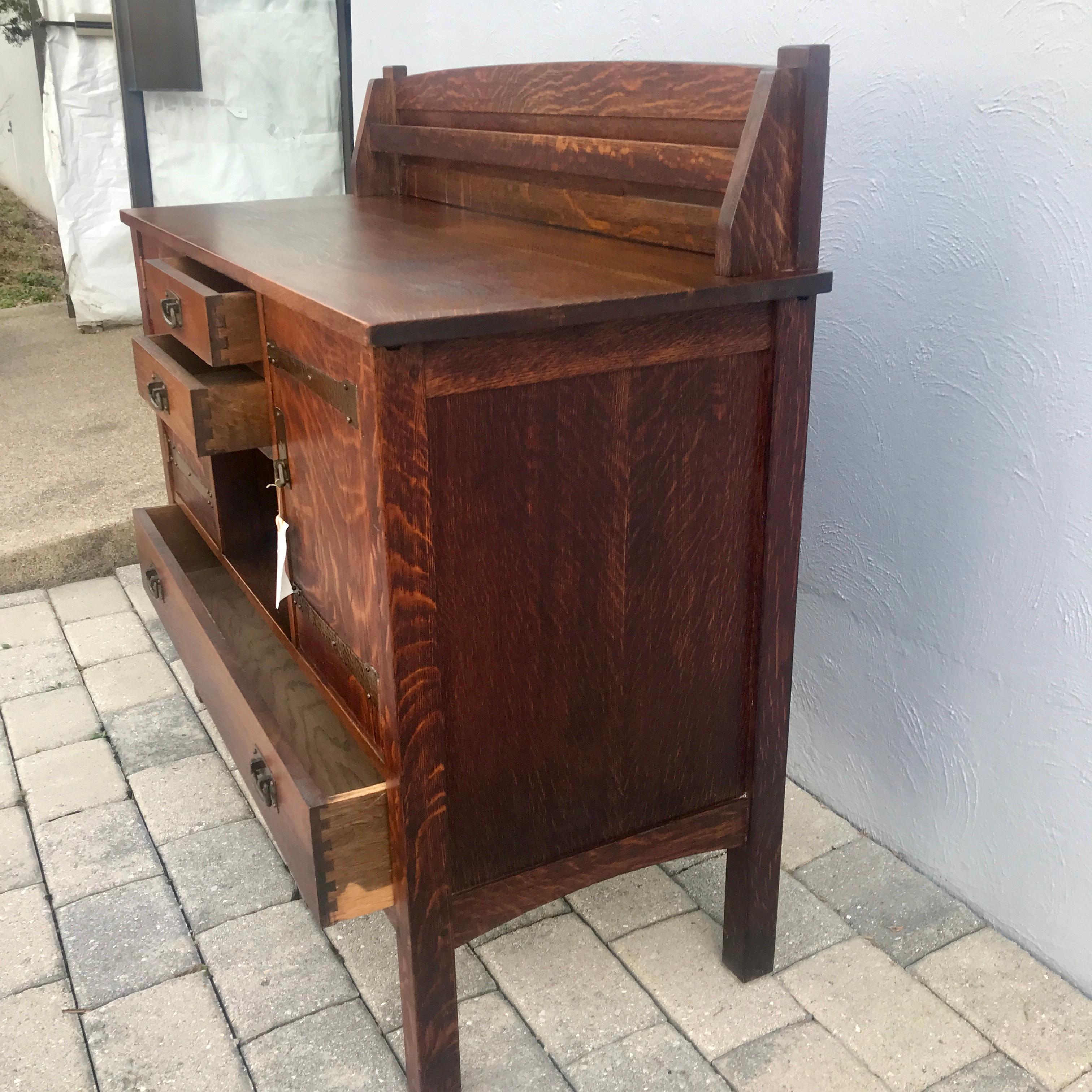 Américain ANTIQUE L&JG Stickley SIGNED  Sideboard with IRON Hinge hardware  C 1910 en vente