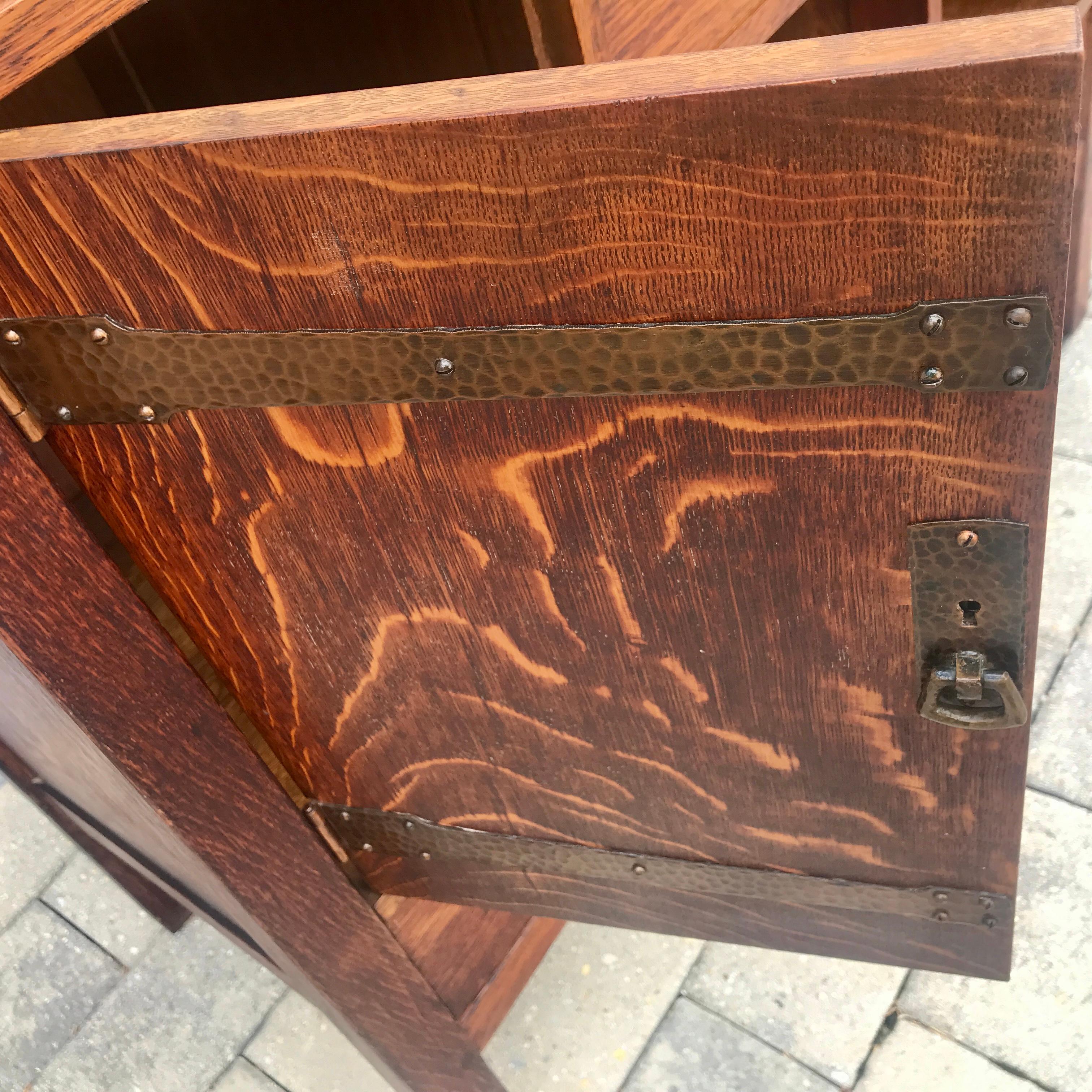 Fer ANTIQUE L&JG Stickley SIGNED  Sideboard with IRON Hinge hardware  C 1910 en vente