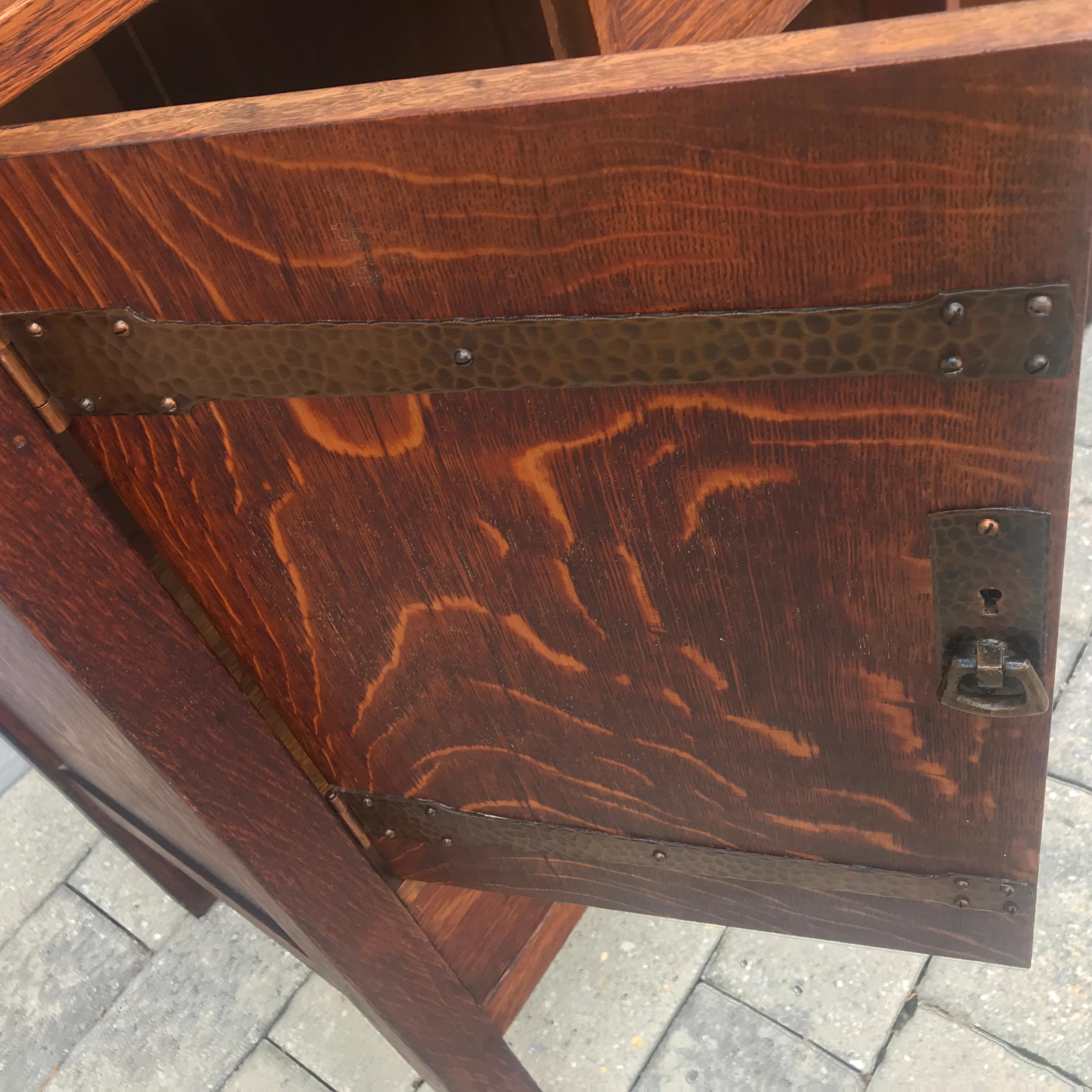 ANTIQUE L&JG Stickley SIGNED  Sideboard with IRON Hinge hardware  C 1910 en vente 1