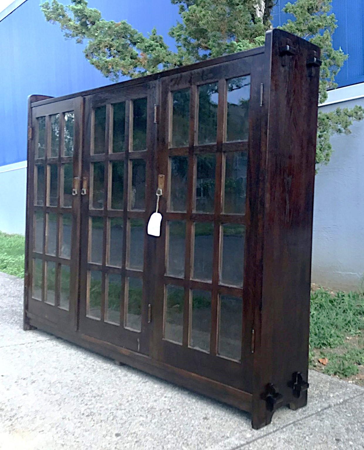 Bibliothèque ancienne L&JG Stickley à trois portes C 1910 - W3227 en vente 6