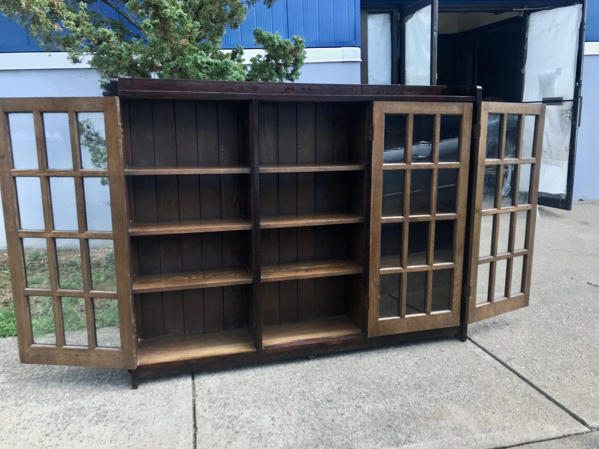Bibliothèque ancienne L&JG Stickley à trois portes C 1910 - W3227 en vente 11