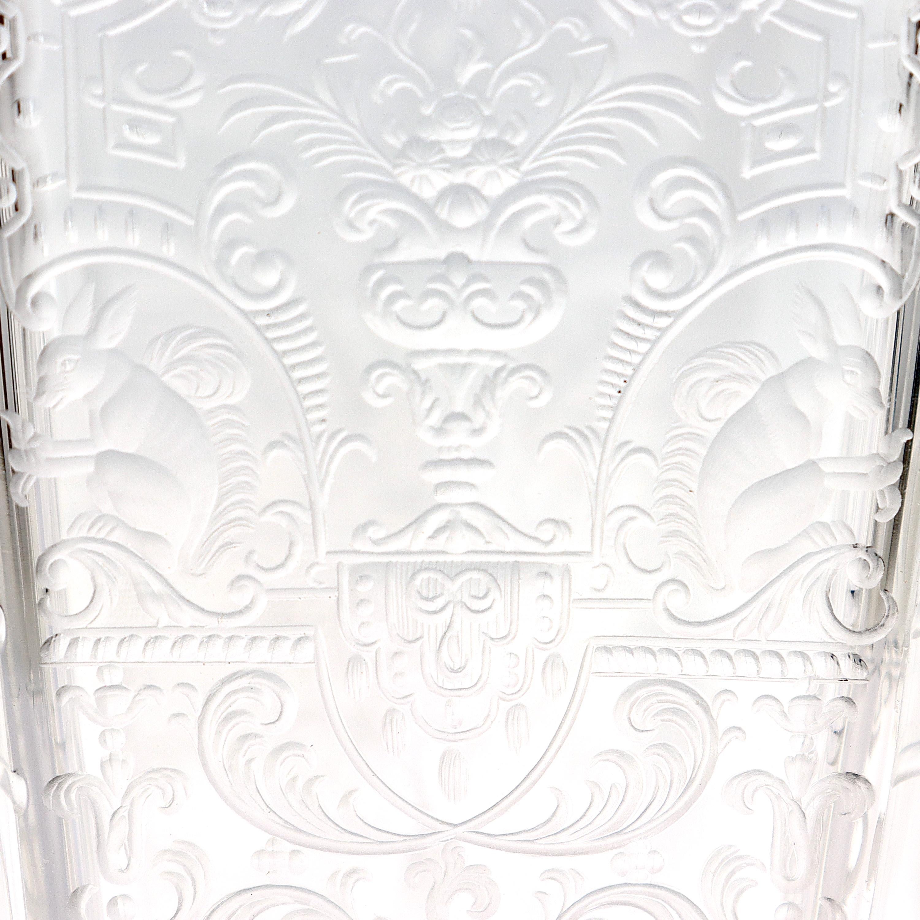 XIXe siècle Carafe autrichienne ancienne Lobmeyr en verre taillé « Rock Crystal » gravé et gravé en vente