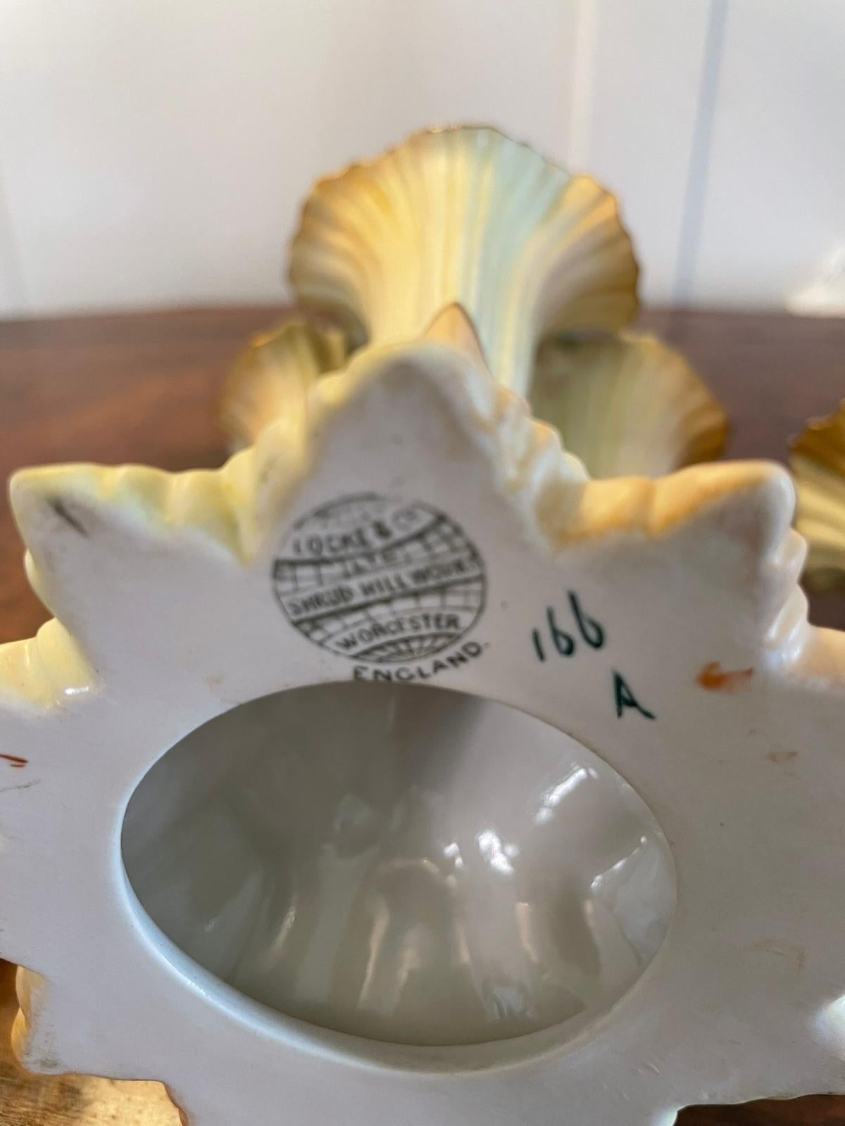 Antique Locke & Co. Vases de déversement porcelaine ivoire poudré en vente 3