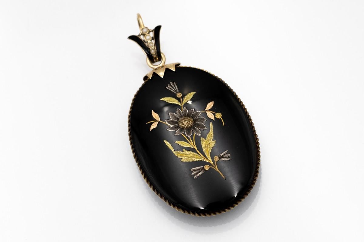 Antique locket made of gold, onyx and enamel with floral motif, late XIX century