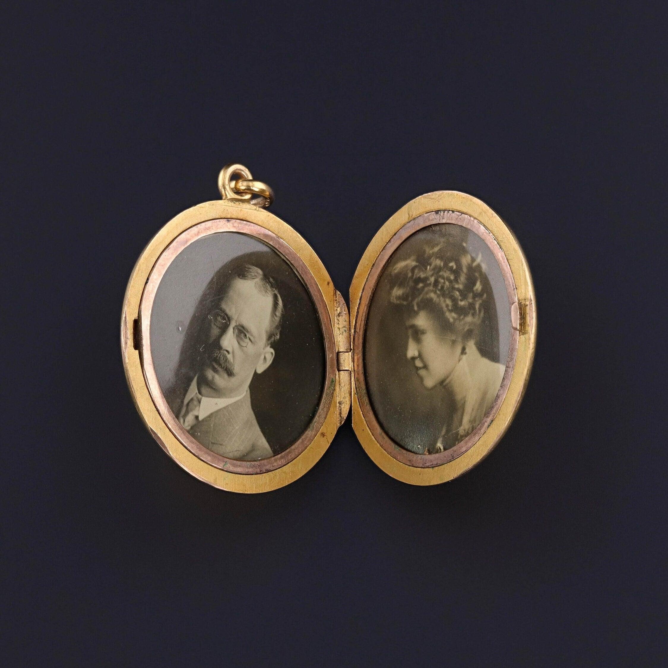 Questo antico medaglione in oro 10k (circa 1890-1900) presenta un design smerlato con un accento di perle spaccate.

Il pezzo misura 1,7 pollici dalla parte superiore della cauzione a quella inferiore, è largo 1,3 pollici e pesa 11,11 grammi. È in