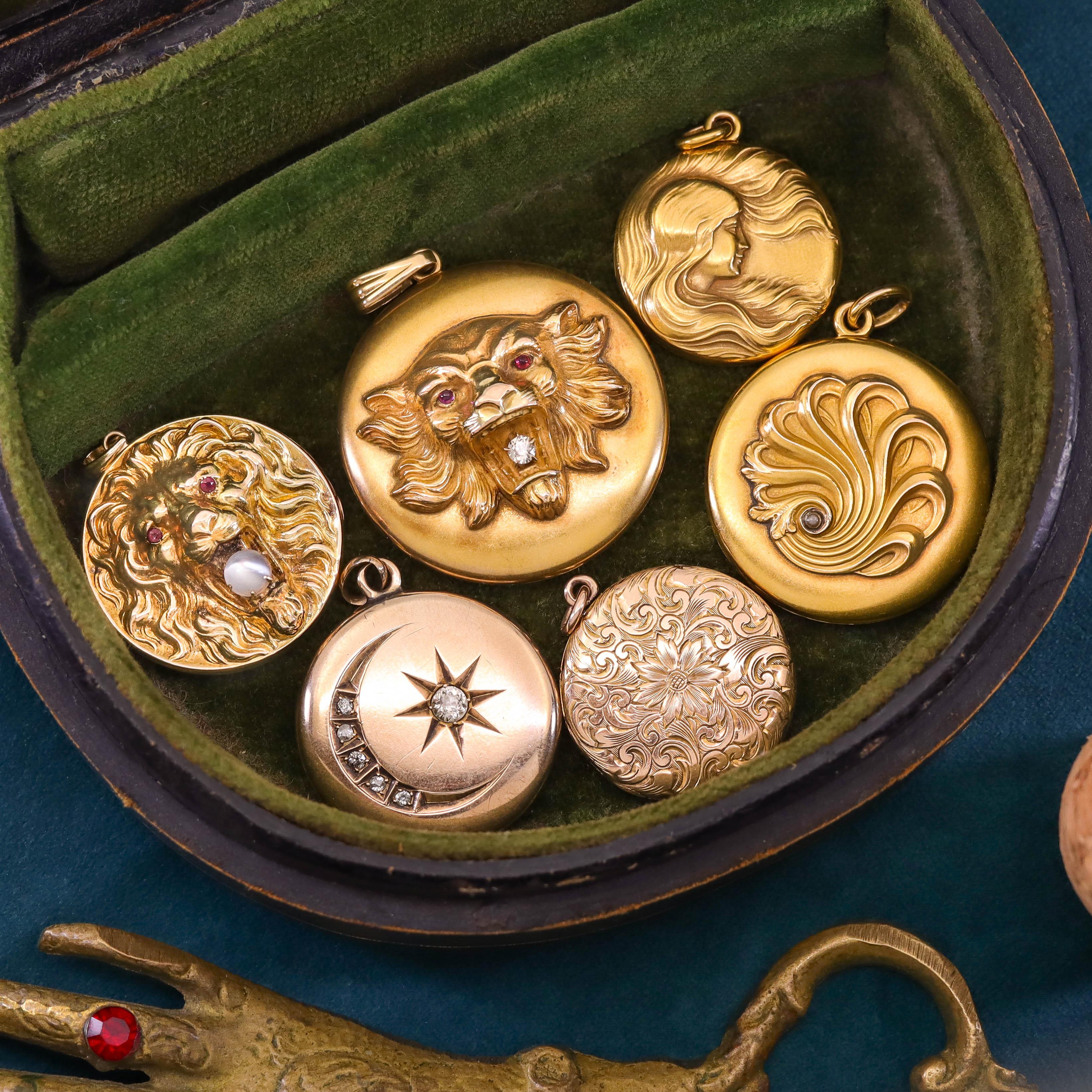 Relicario antiguo de oro de 10 quilates en venta 1
