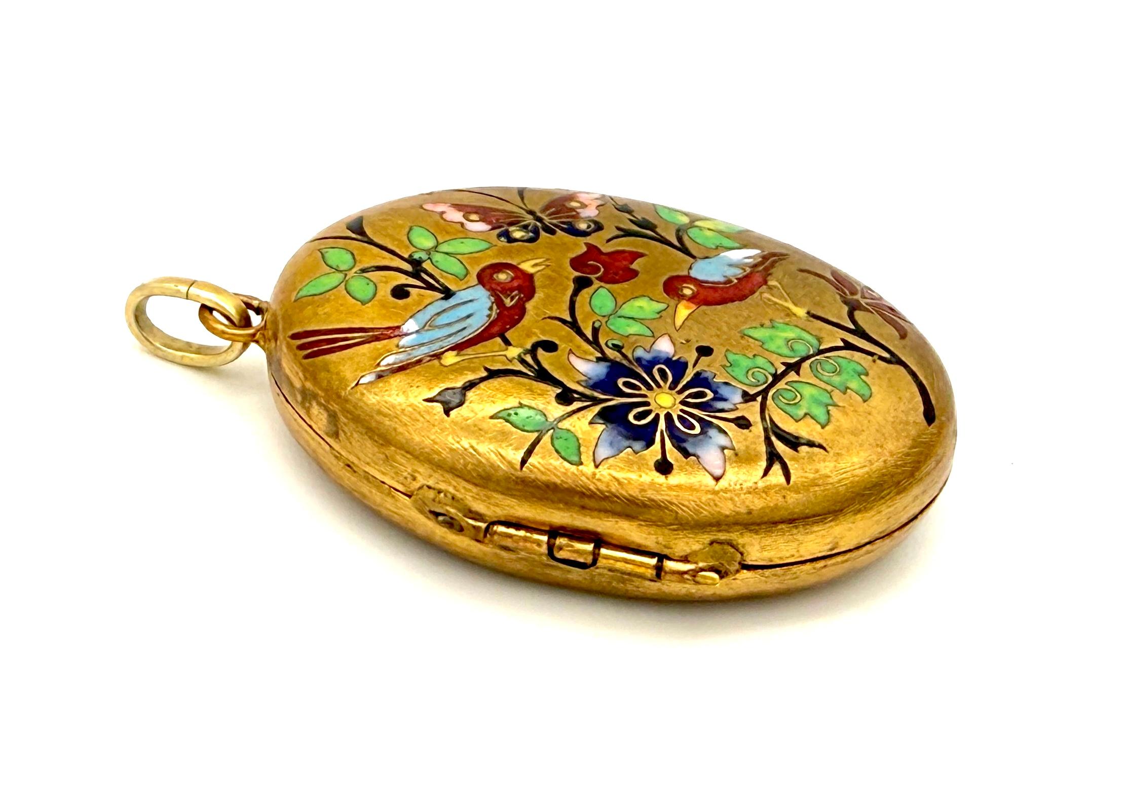 Ce joli médaillon victorien a été créé dans le dernier quart du XIXe siècle en laiton. Cette peinture en émail joyeuse représente les joies du printemps.
Deux sortes d'oiseaux en émail rouge et bleu pâle avec des becs et des pattes jaunes sont assis