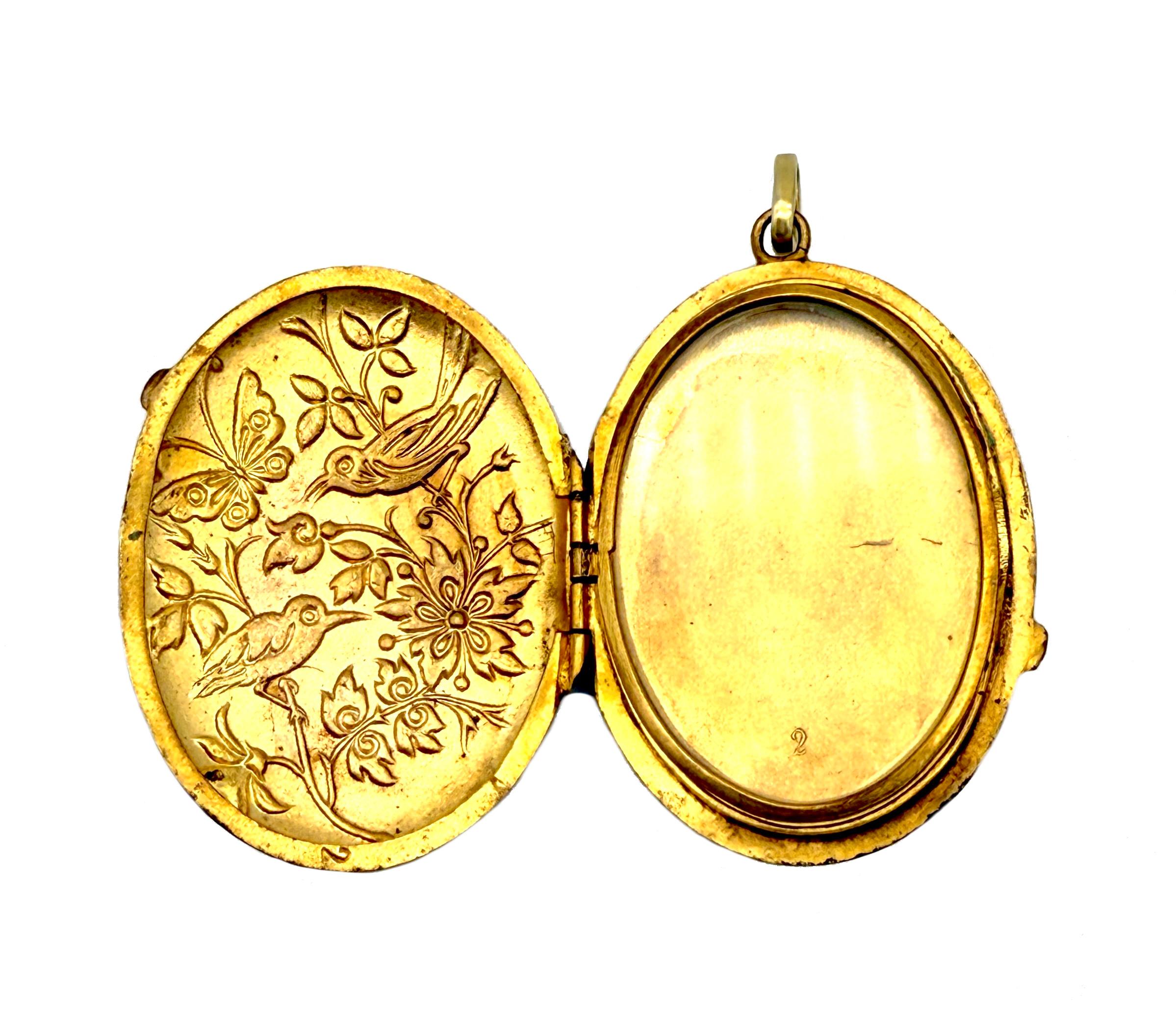 Pendentif médaillon ancien en laiton émaillé oiseaux fleurs papillons polychromes Bon état - En vente à Munich, Bavaria