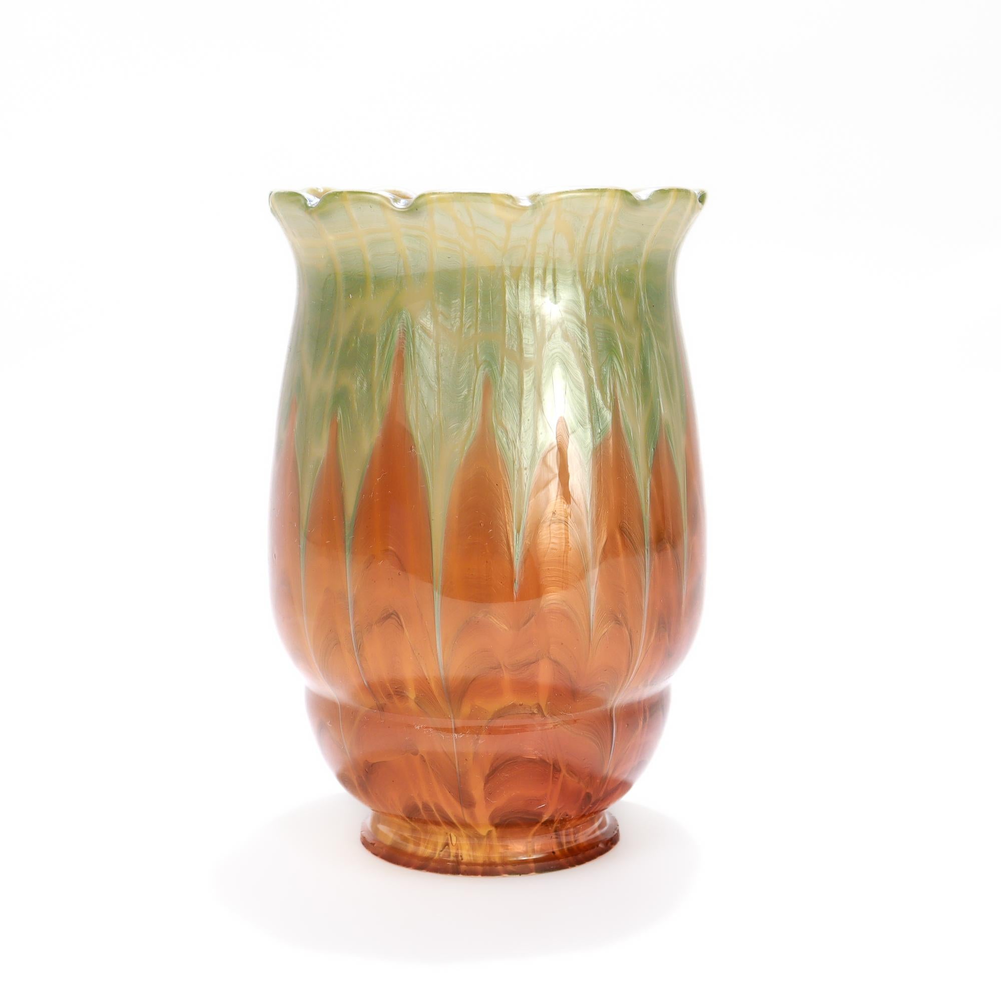 Un bel abat-jour en verre autrichien signé.

Par Loetz.

Dans un décor Titania avec des tons orange et verts et un intérieur irisé (ou opalescent).

Nous pensons que cette combinaison de couleurs est une variante du genre 4212.

Tout simplement un