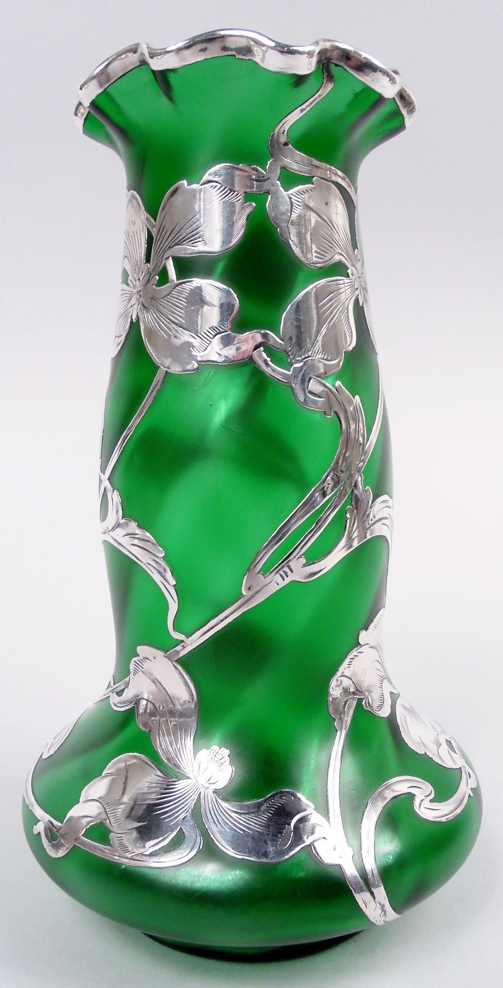 Austriaco Antico vaso Loetz Art Nouveau in argento verde con sovrapposizione floreale in argento in vendita