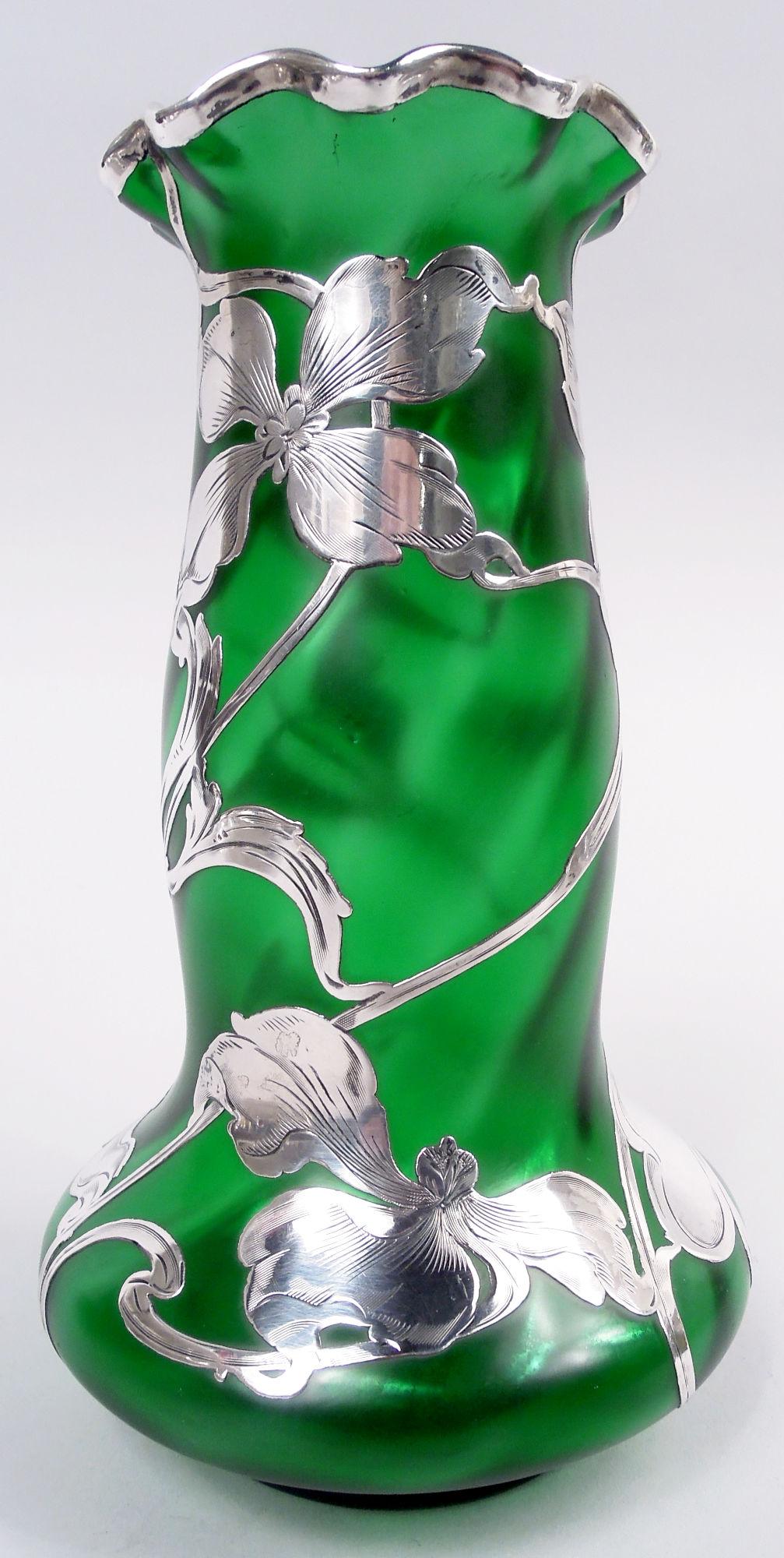 Inciso Antico vaso Loetz Art Nouveau in argento verde con sovrapposizione floreale in argento in vendita