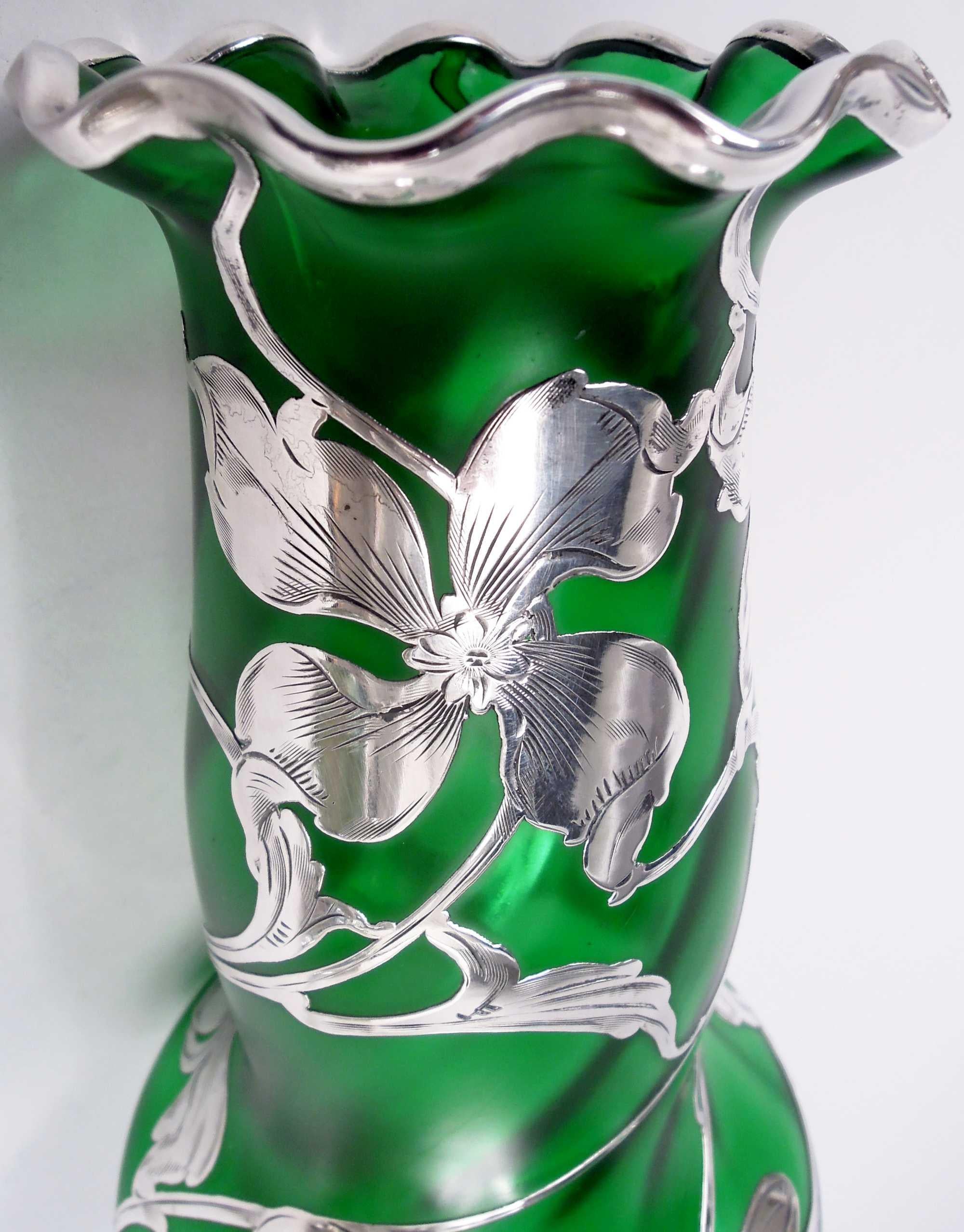 Antico vaso Loetz Art Nouveau in argento verde con sovrapposizione floreale in argento In condizioni buone in vendita a New York, NY