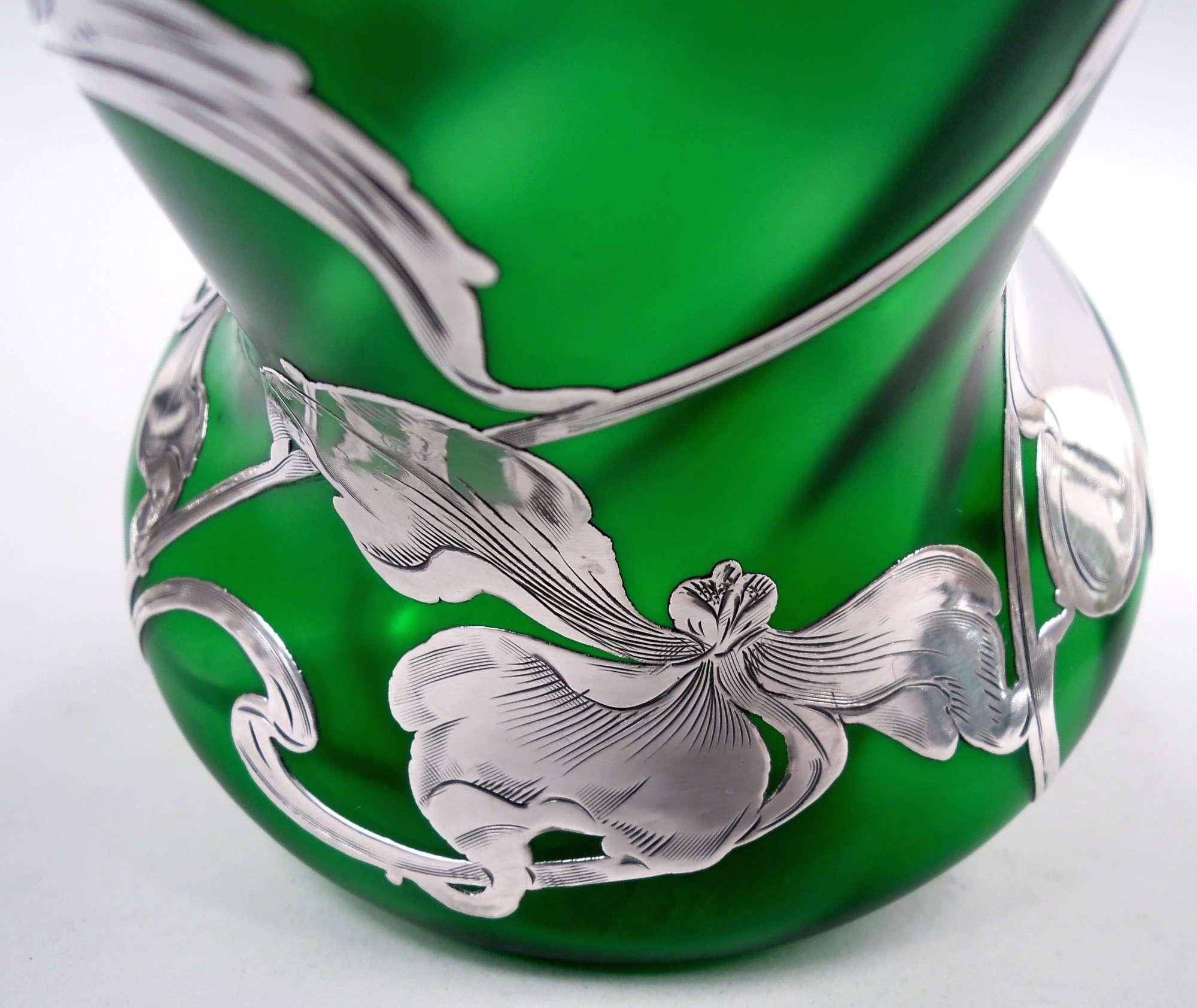XX secolo Antico vaso Loetz Art Nouveau in argento verde con sovrapposizione floreale in argento in vendita