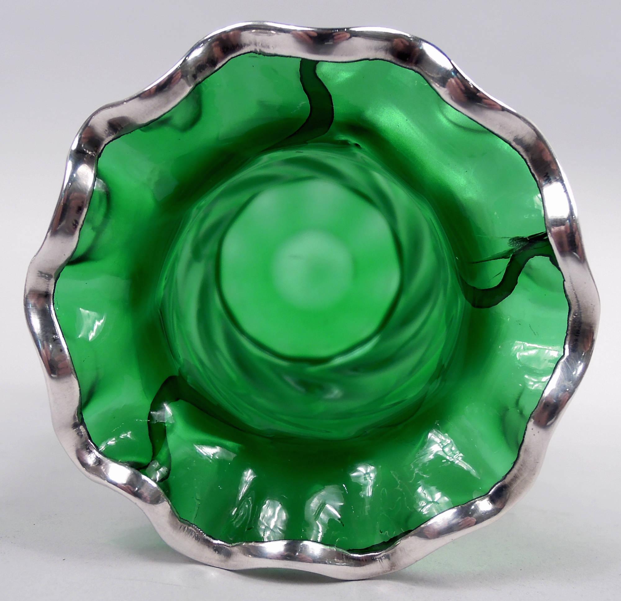 Argento Antico vaso Loetz Art Nouveau in argento verde con sovrapposizione floreale in argento in vendita