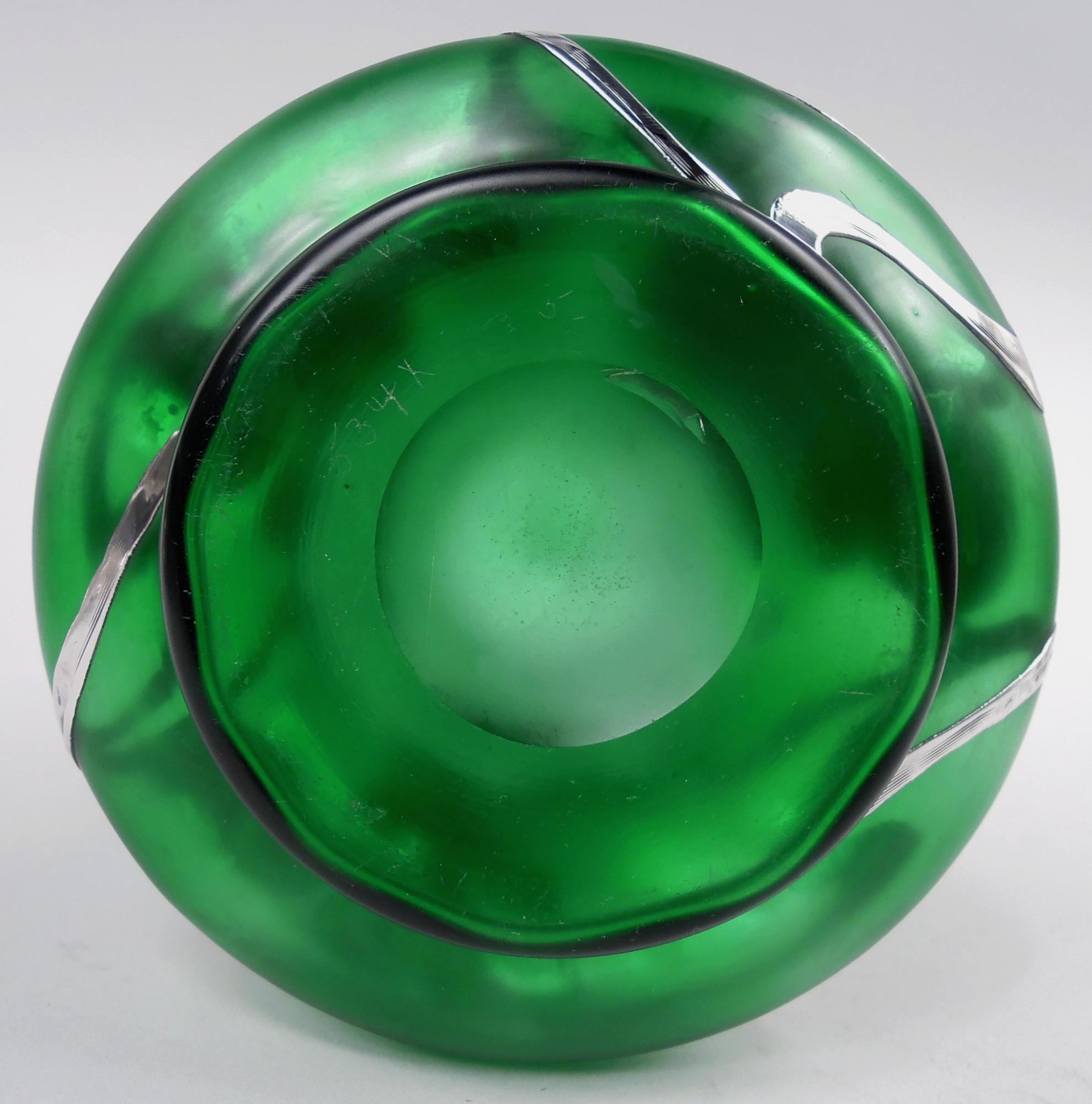 Antico vaso Loetz Art Nouveau in argento verde con sovrapposizione floreale in argento in vendita 1