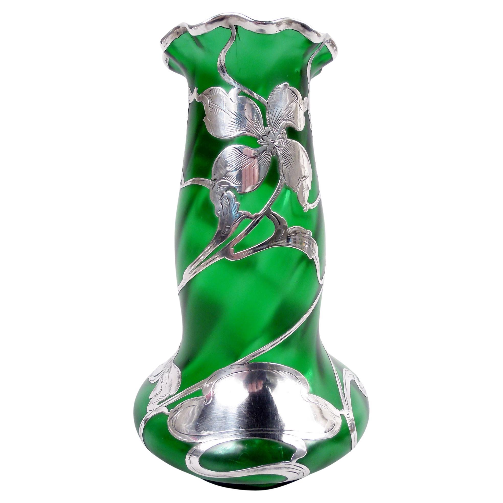 Antico vaso Loetz Art Nouveau in argento verde con sovrapposizione floreale in argento in vendita
