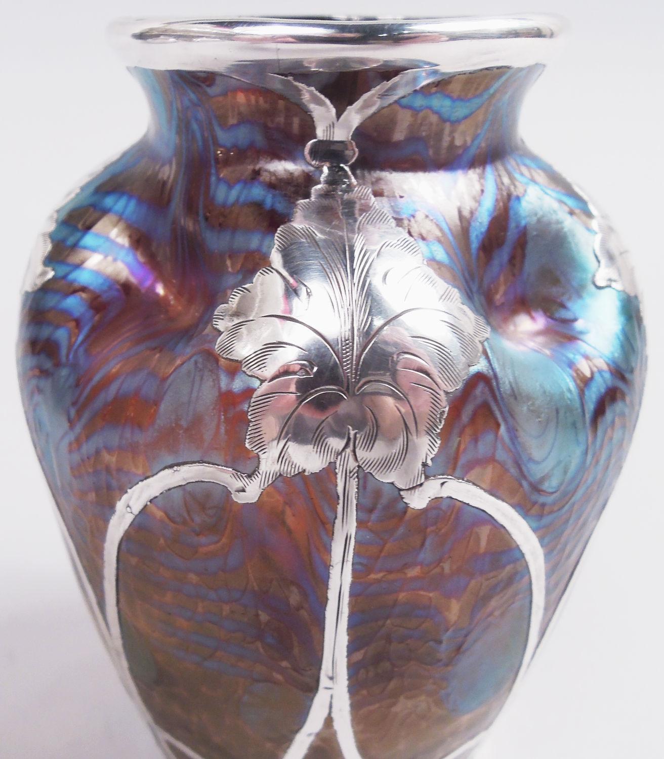Austriaco Vaso antico Loetz Art Nouveau con sovrapposizione di argento iridescente in vendita