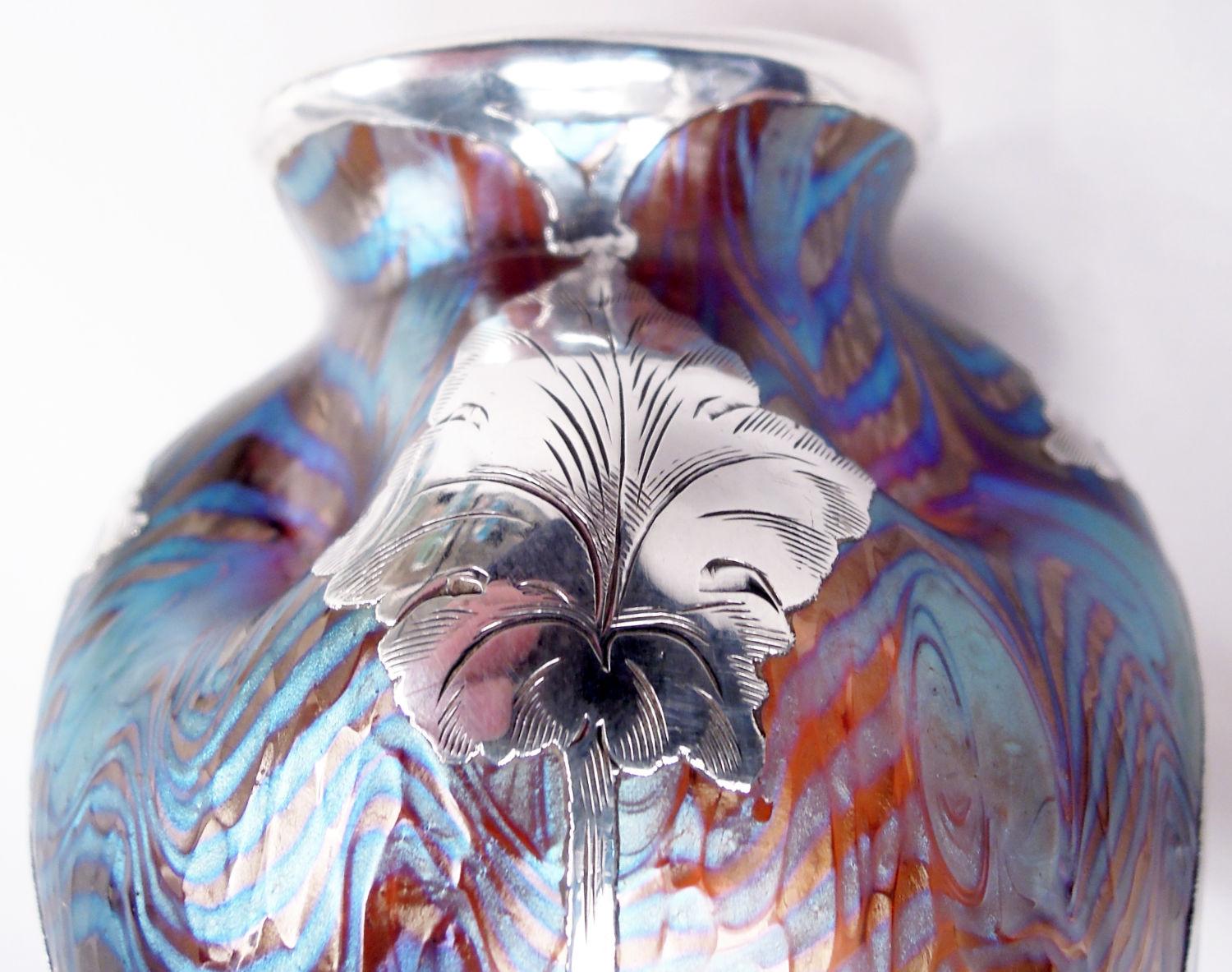 Vaso antico Loetz Art Nouveau con sovrapposizione di argento iridescente In condizioni buone in vendita a New York, NY