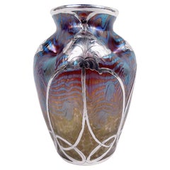 Jarrón antiguo Loetz Art Nouveau de plata iridiscente superpuesta