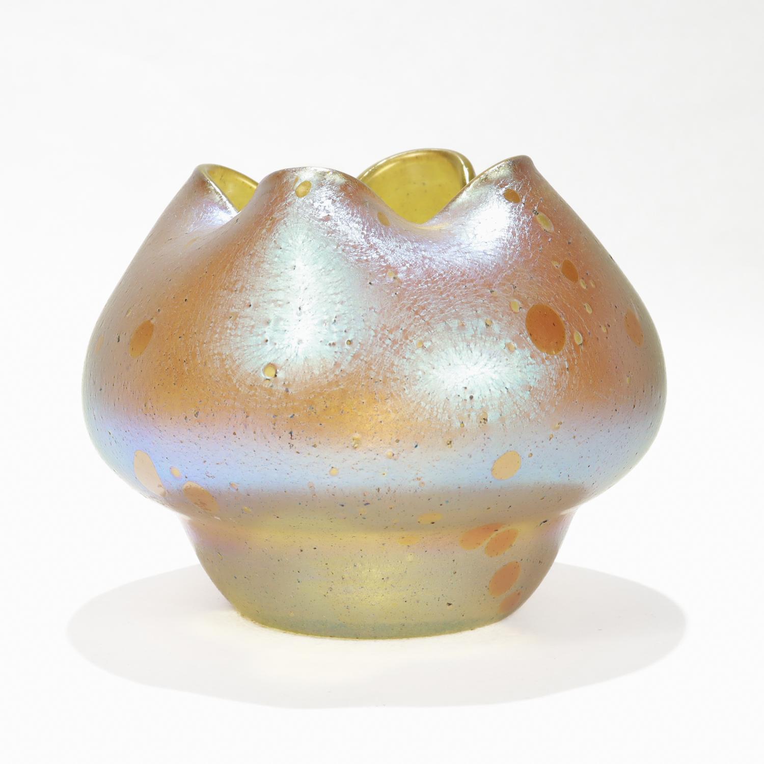 Un bel vaso antico in vetro artistico austriaco Art Nouveau.

Da Loetz.

Nel modello Astraea.

Con una finitura di Candia e Silberiris che crea un effetto di macchia d'olio marrone-oro su uno strato argenteo opaco e iridescente.

Con una bocca