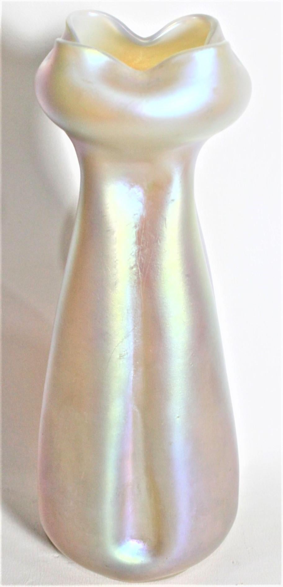 Ce vase ancien en verre d'art n'est pas signé mais a été fabriqué par Loetz en Autriche vers 1920 dans le style Art déco. Ce vase en verre d'art irisé jaune pâle ou 
