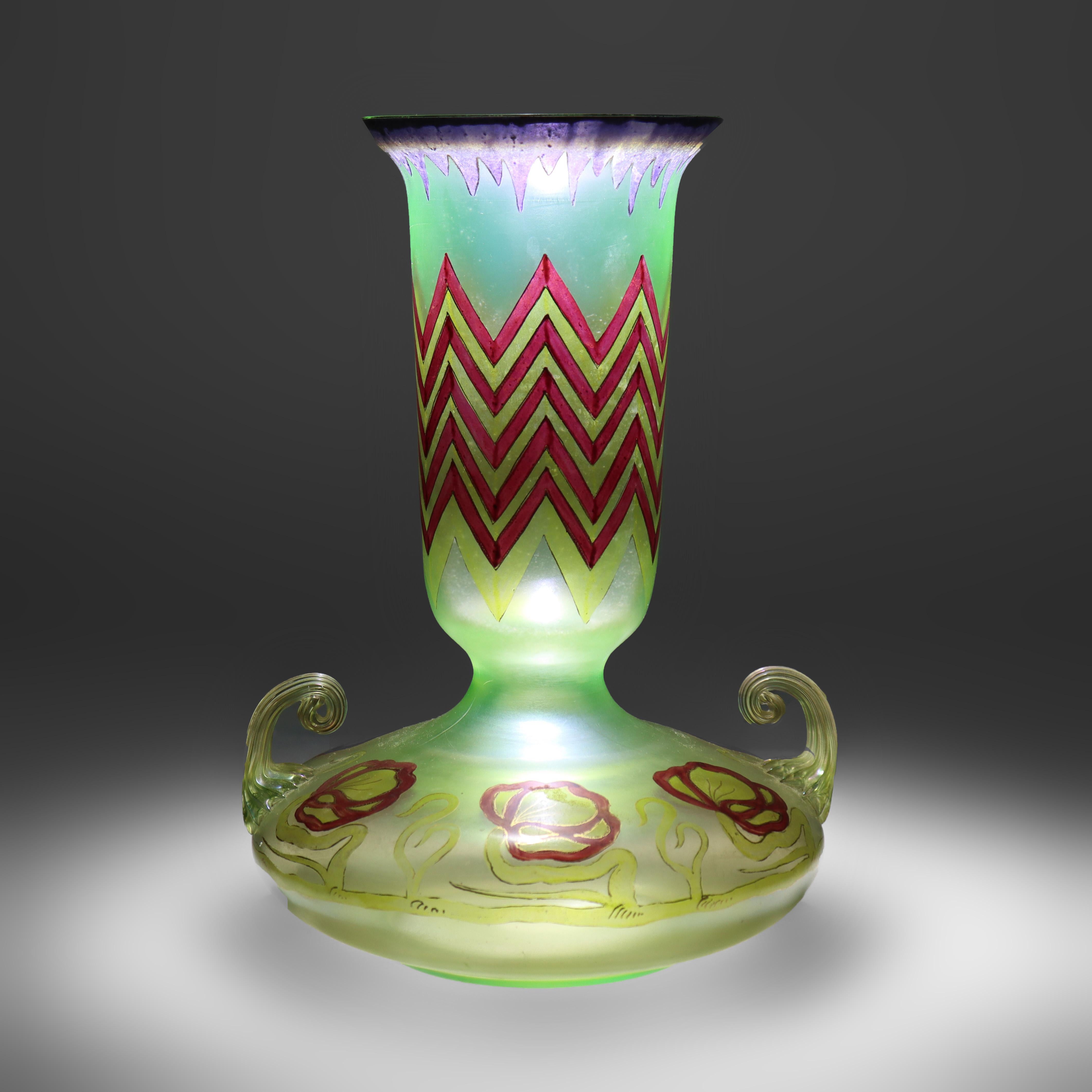 Vase ancien en verre d'art polychrome néo-égyptien de Loetz, non signé, datant de 1930.     
Dimensions - 9 3/4