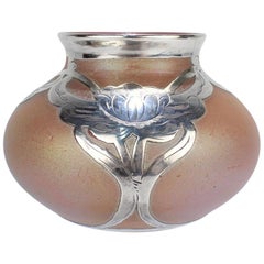 Vase de meuble de rangement ancien Loetz en verre d'art irisé recouvert d'argent