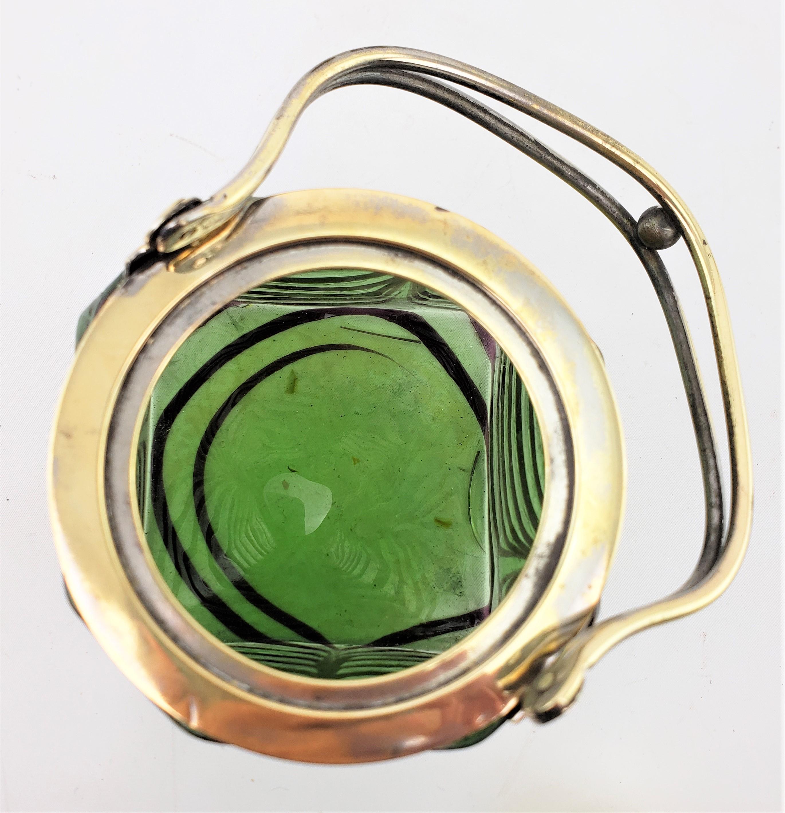 Antiguo barril de vidrio artístico verde y azul de estilo Loetz y galleta plateada en venta 2