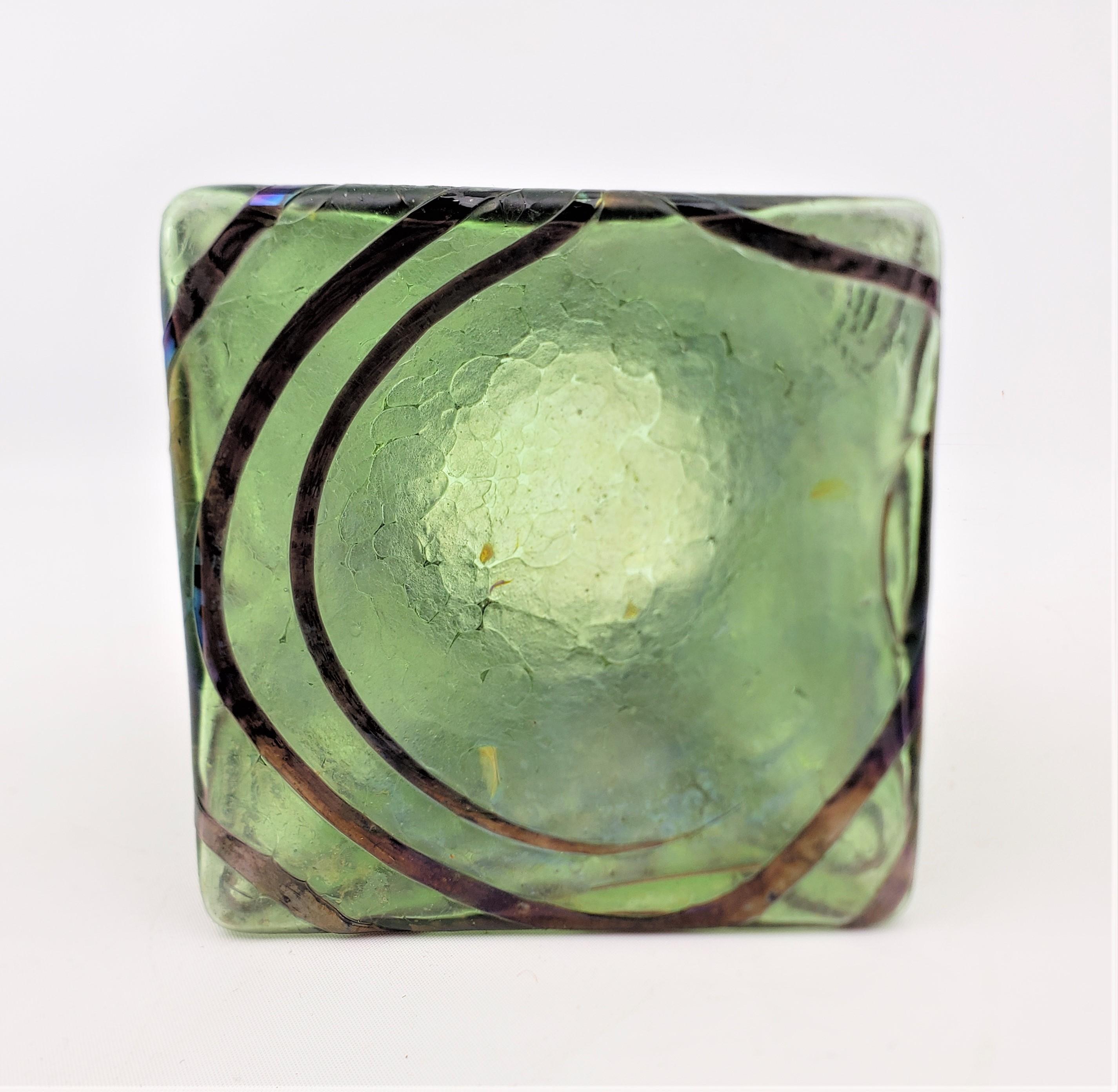 Antiguo barril de vidrio artístico verde y azul de estilo Loetz y galleta plateada en venta 4