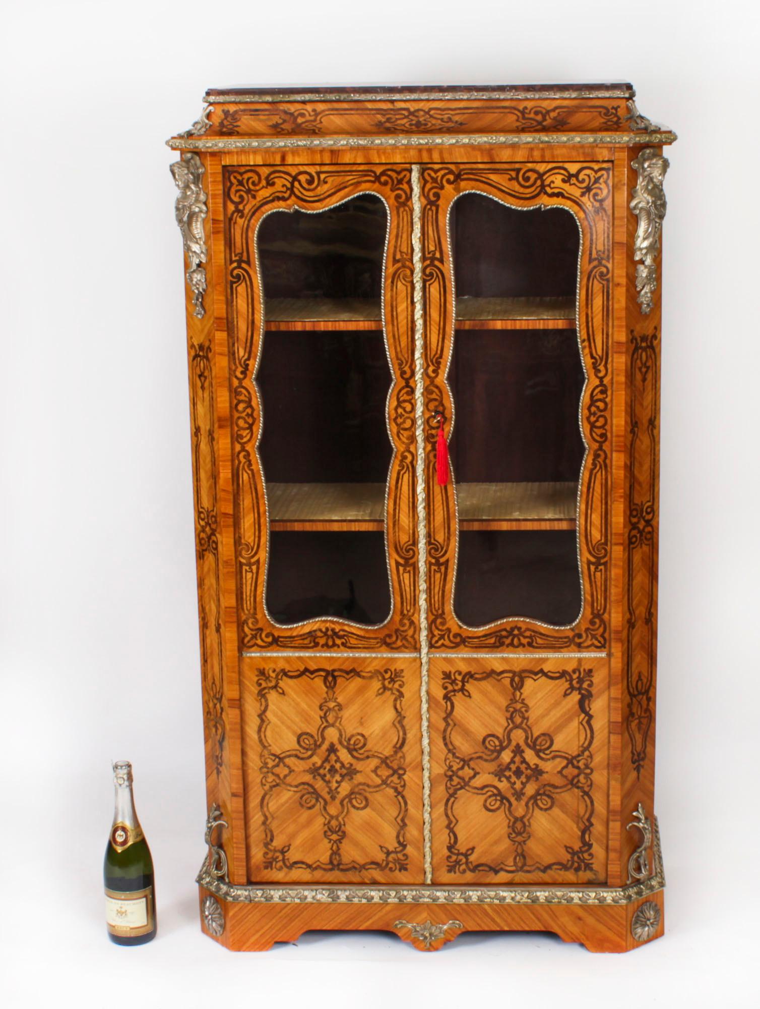 Antico mobile da esposizione Vitrine intarsiate Loius XV Revival XIX secolo in vendita 13