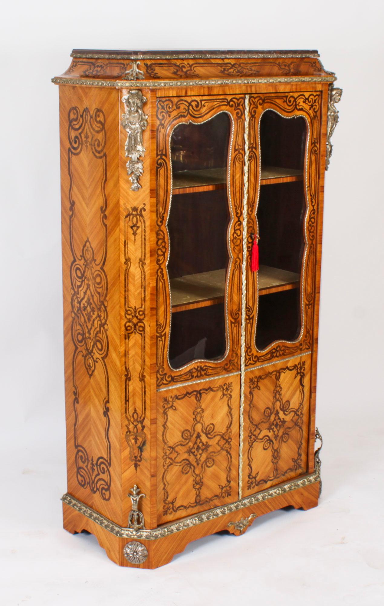 Antico mobile da esposizione Vitrine intarsiate Loius XV Revival XIX secolo in vendita 14