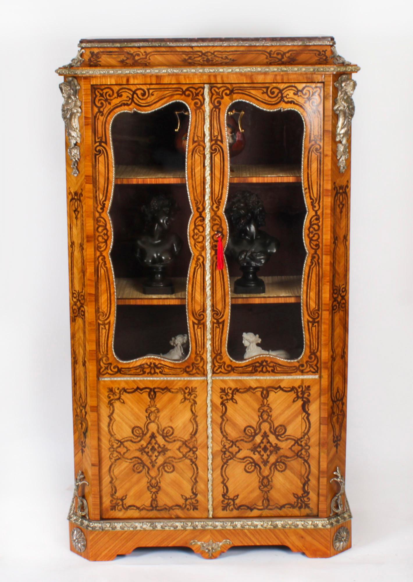 Inglese Antico mobile da esposizione Vitrine intarsiate Loius XV Revival XIX secolo in vendita