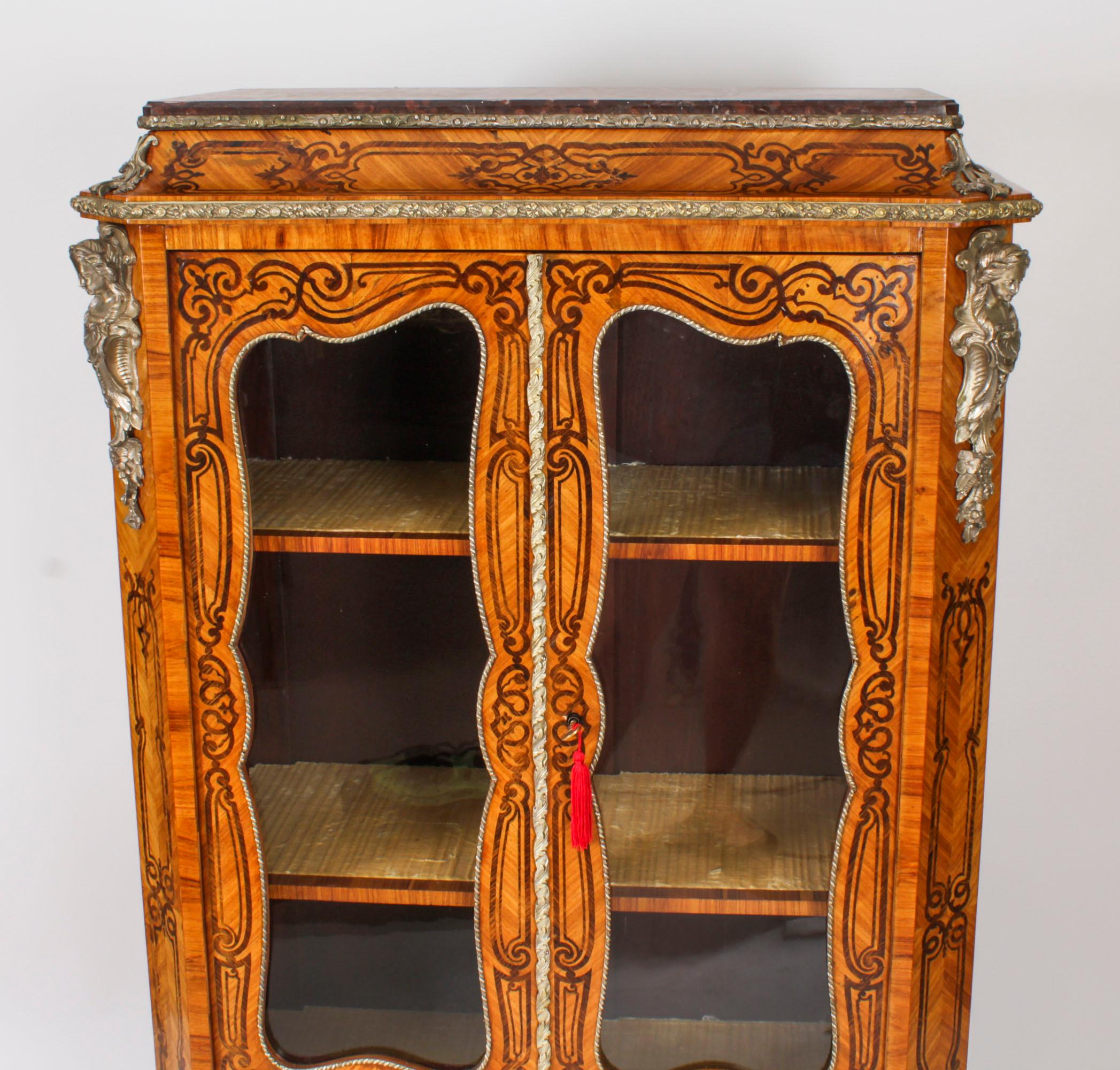 Antico mobile da esposizione Vitrine intarsiate Loius XV Revival XIX secolo In condizioni buone in vendita a London, GB