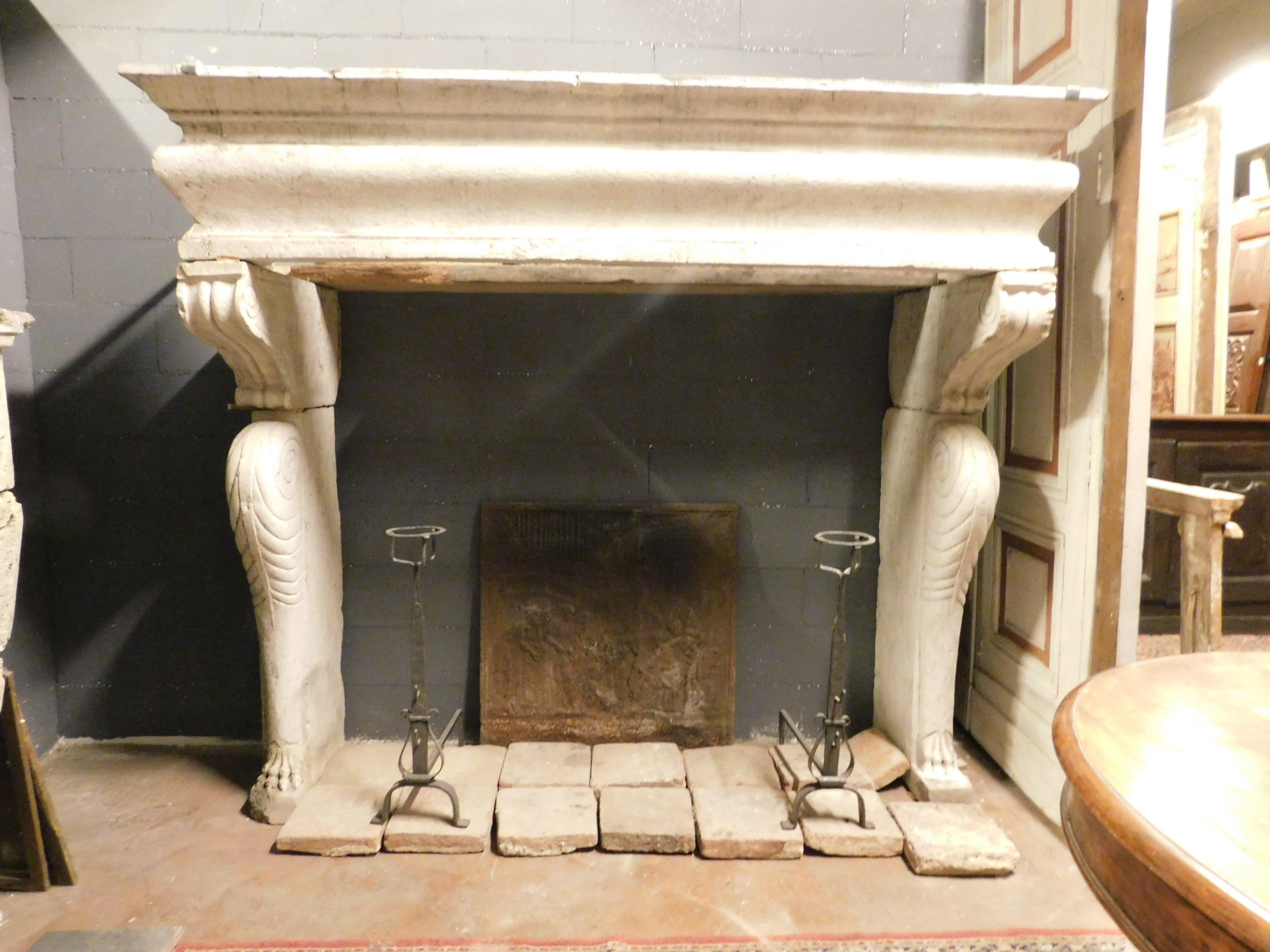 Antiguo manto lombardo para chimenea en piedra de Botticino, Siglo XVII Italia Italiano en venta