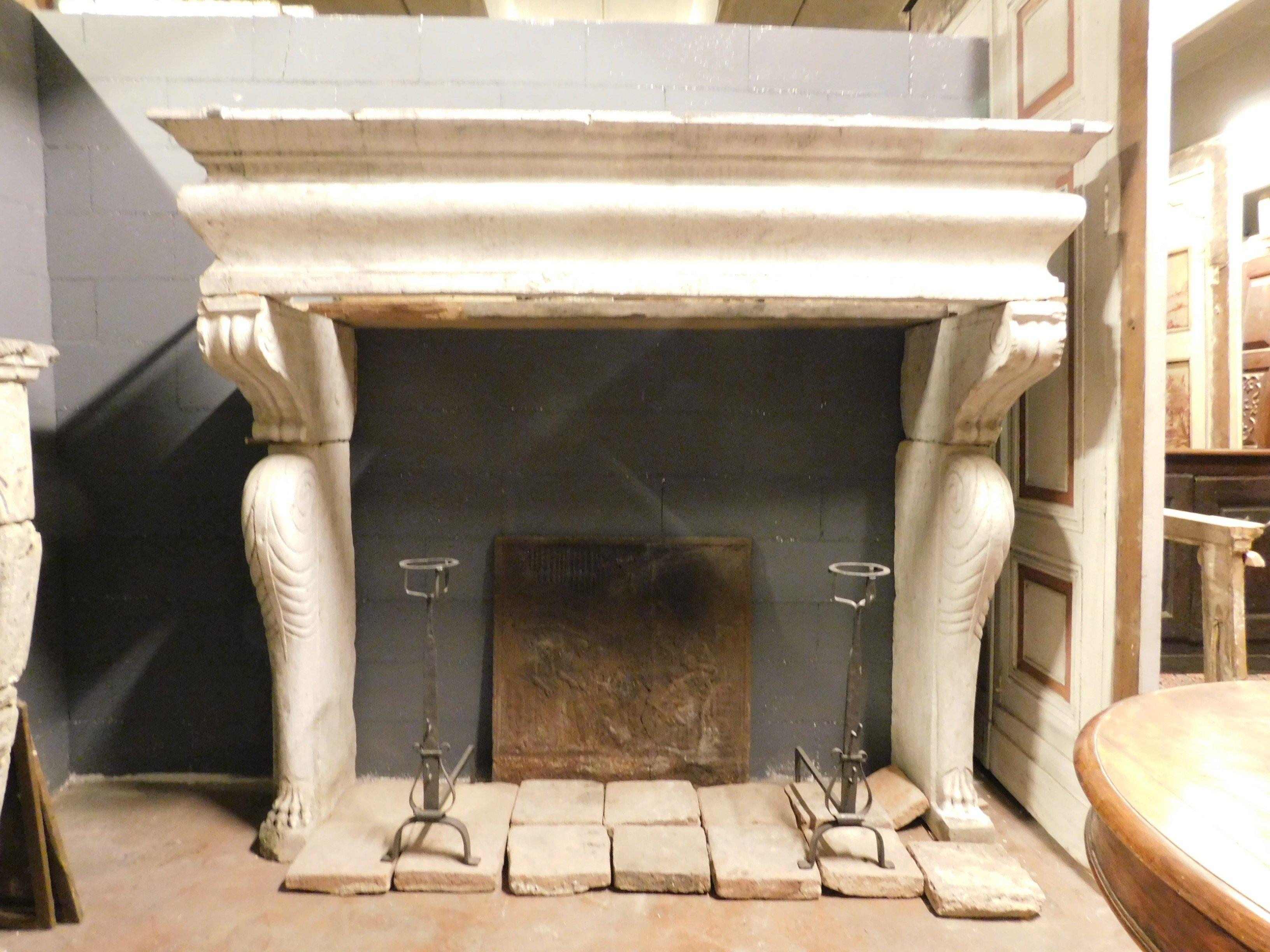 Antiguo manto lombardo para chimenea en piedra de Botticino, Siglo XVII Italia Tallado a mano en venta